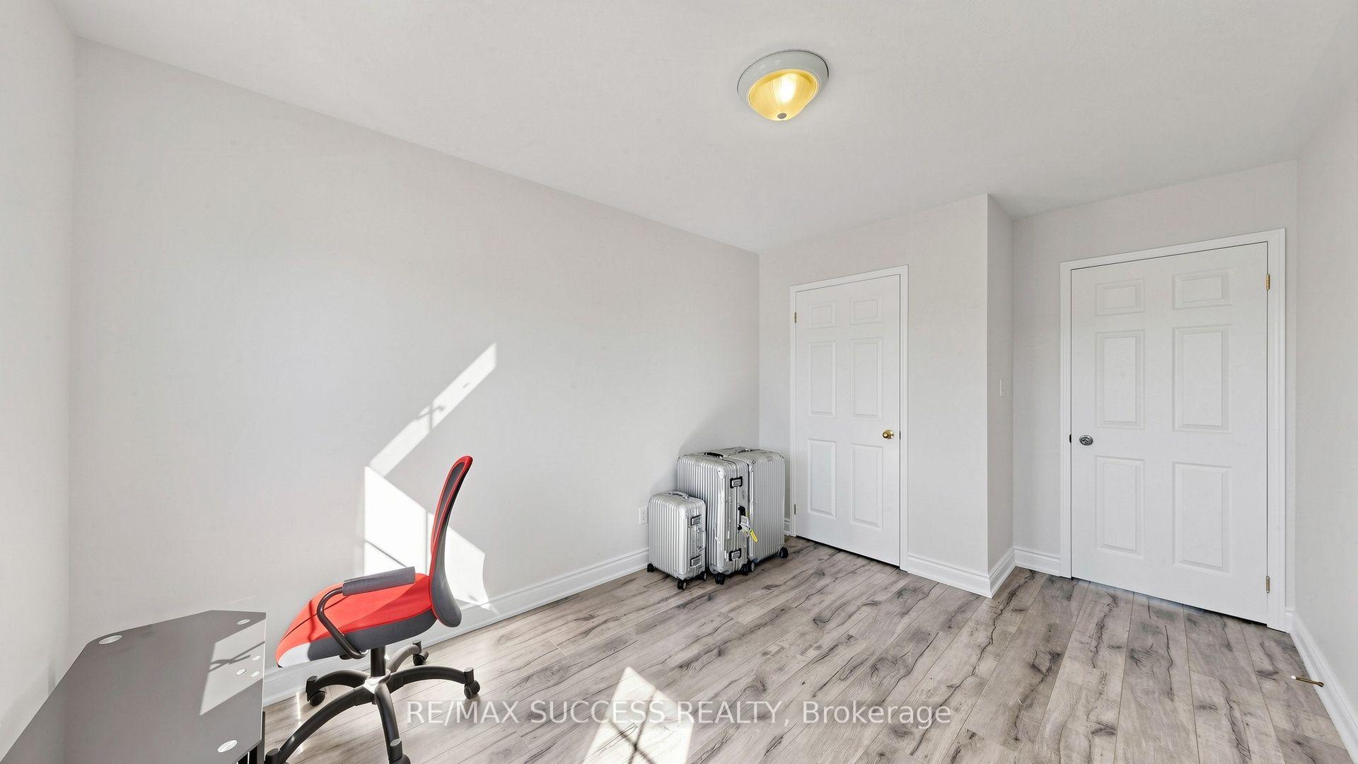 Photo 47 of 19 Boot Terrace, North York, York University Heights — HOMEH