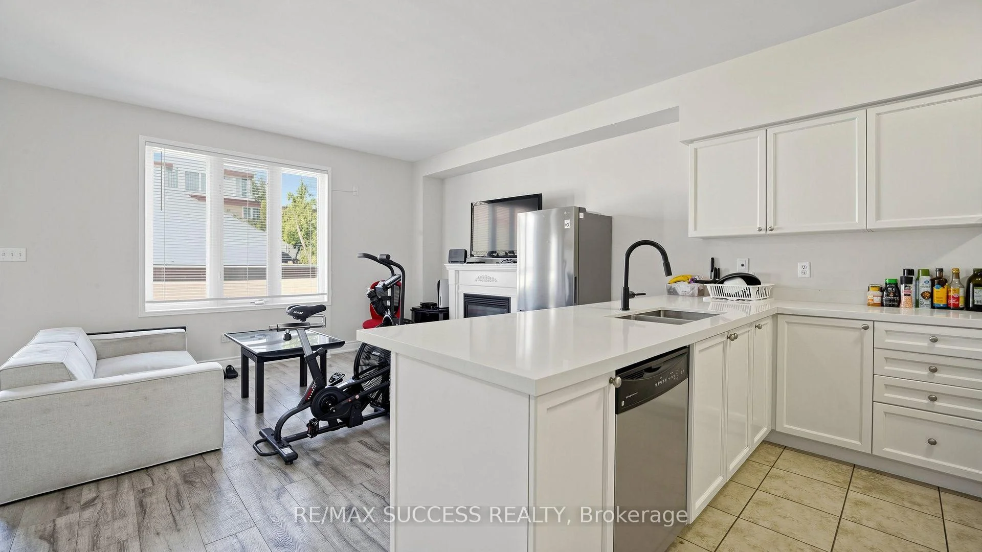 Photo 16 of 19 Boot Terrace, North York, York University Heights — HOMEH