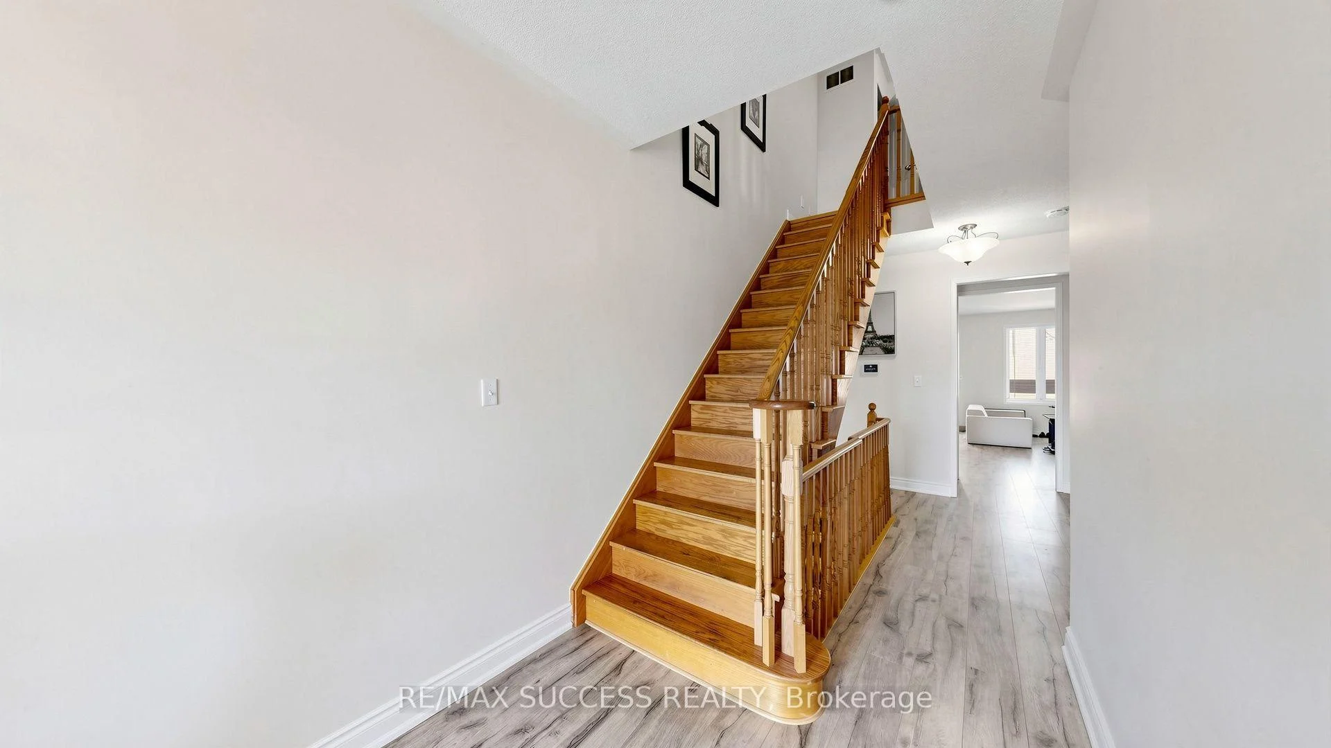 Photo 33 of 19 Boot Terrace, North York, York University Heights — HOMEH