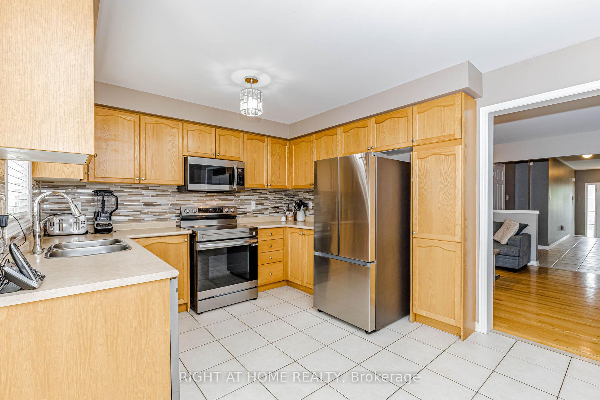 Photo 15 of 97 Timbertop Crescent, Brampton, Sandringham-Wellington — HOMEH