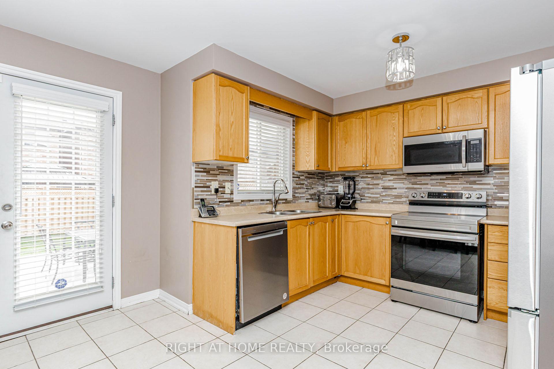 Photo 16 of 97 Timbertop Crescent, Brampton, Sandringham-Wellington — HOMEH