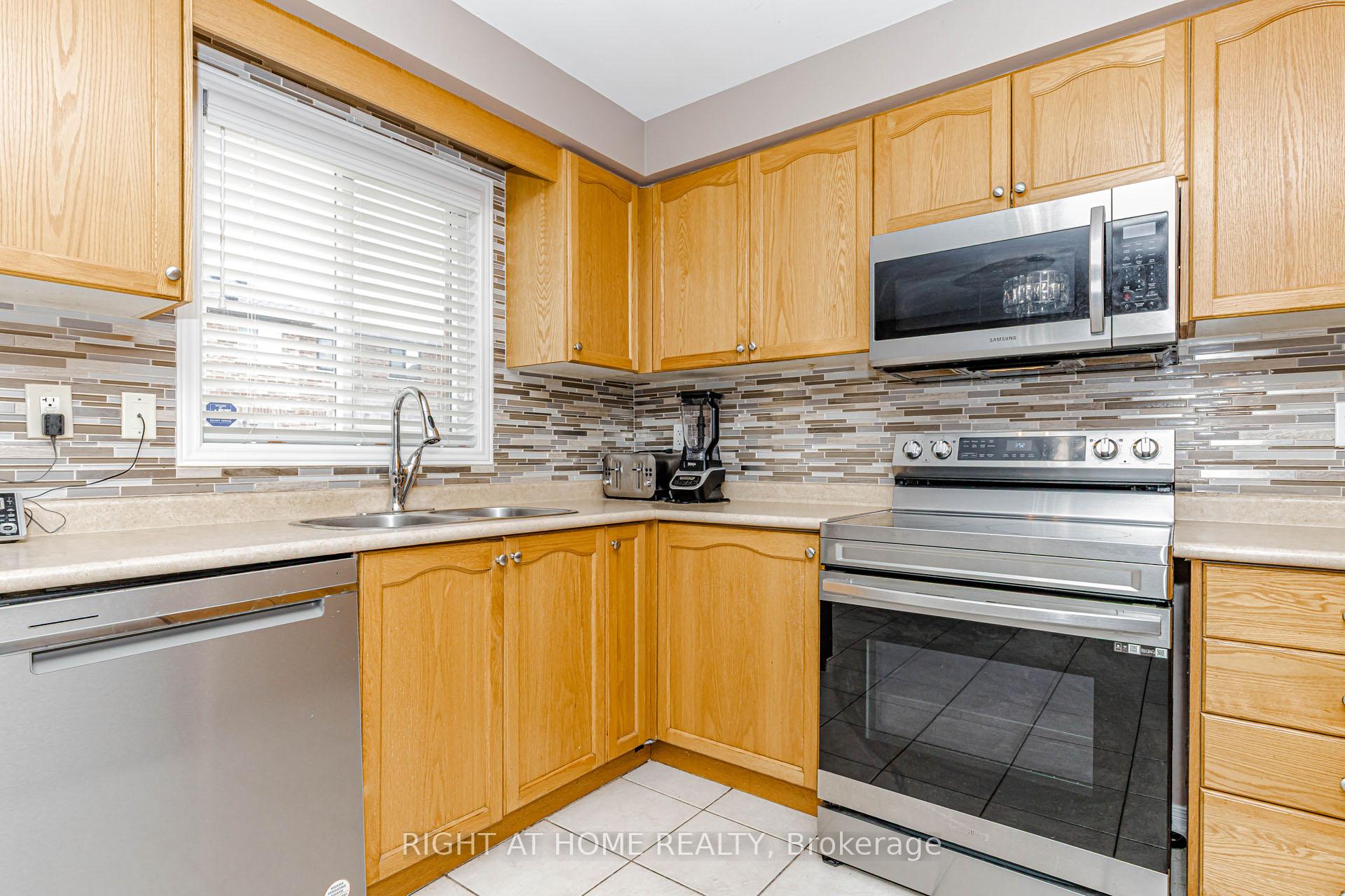 Photo 17 of 97 Timbertop Crescent, Brampton, Sandringham-Wellington — HOMEH