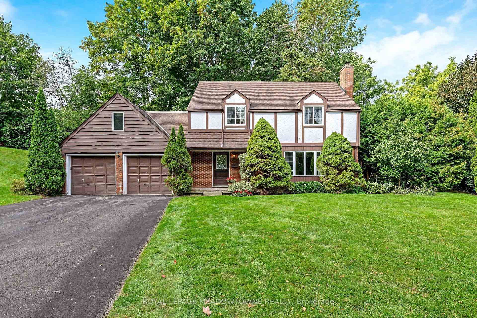 Photo 2 of 12 Mullen Place, Halton Hills, Glen Williams — HOMEH