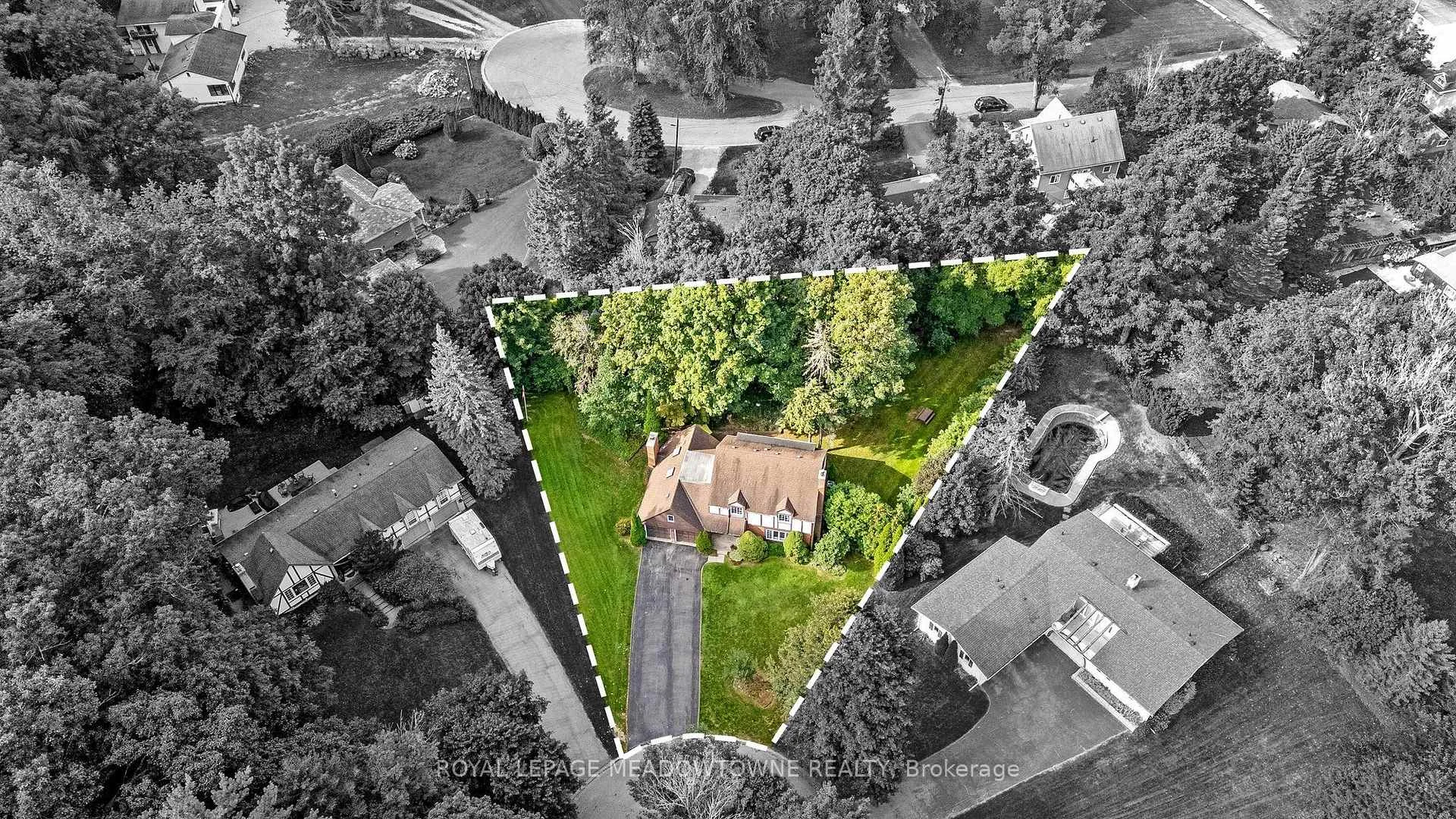 Photo 3 of 12 Mullen Place, Halton Hills, Glen Williams — HOMEH