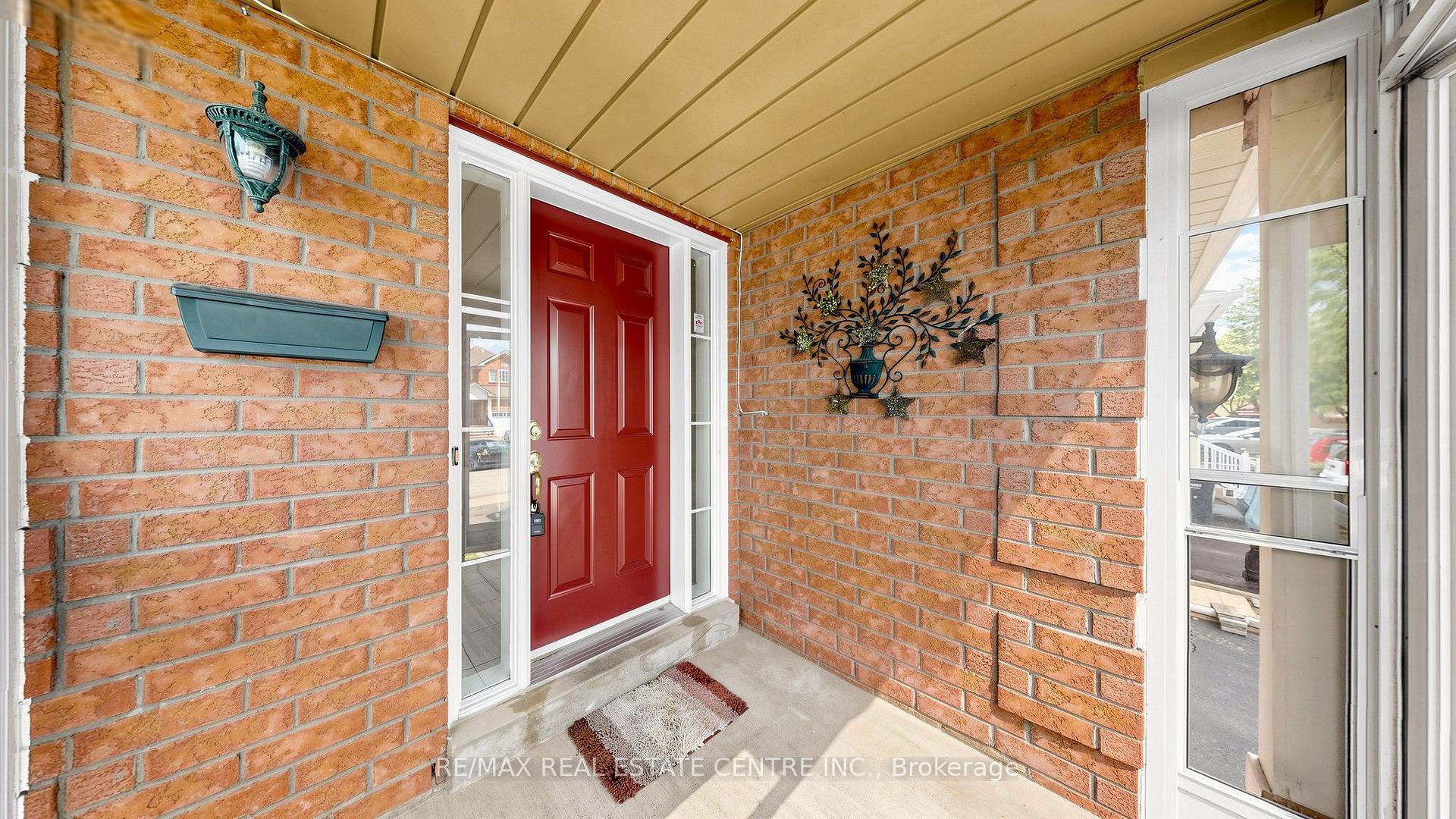Photo 5 of 30 Culture Crescent, Brampton, Fletcher's Creek Village — HOMEH