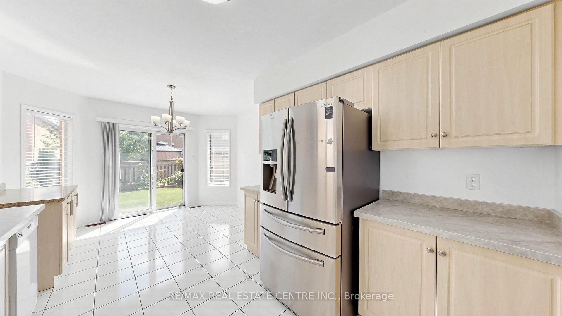 Photo 12 of 30 Culture Crescent, Brampton, Fletcher's Creek Village — HOMEH