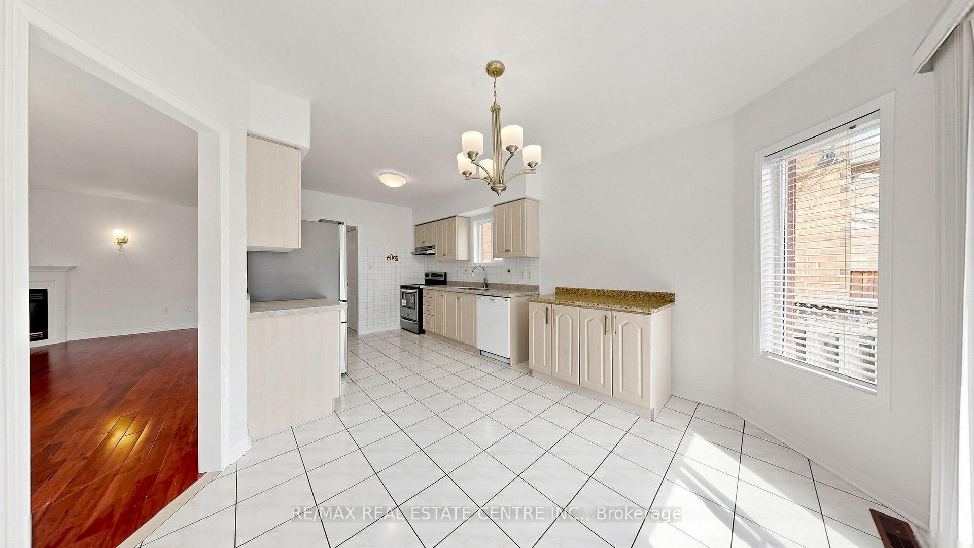 Photo 15 of 30 Culture Crescent, Brampton, Fletcher's Creek Village — HOMEH