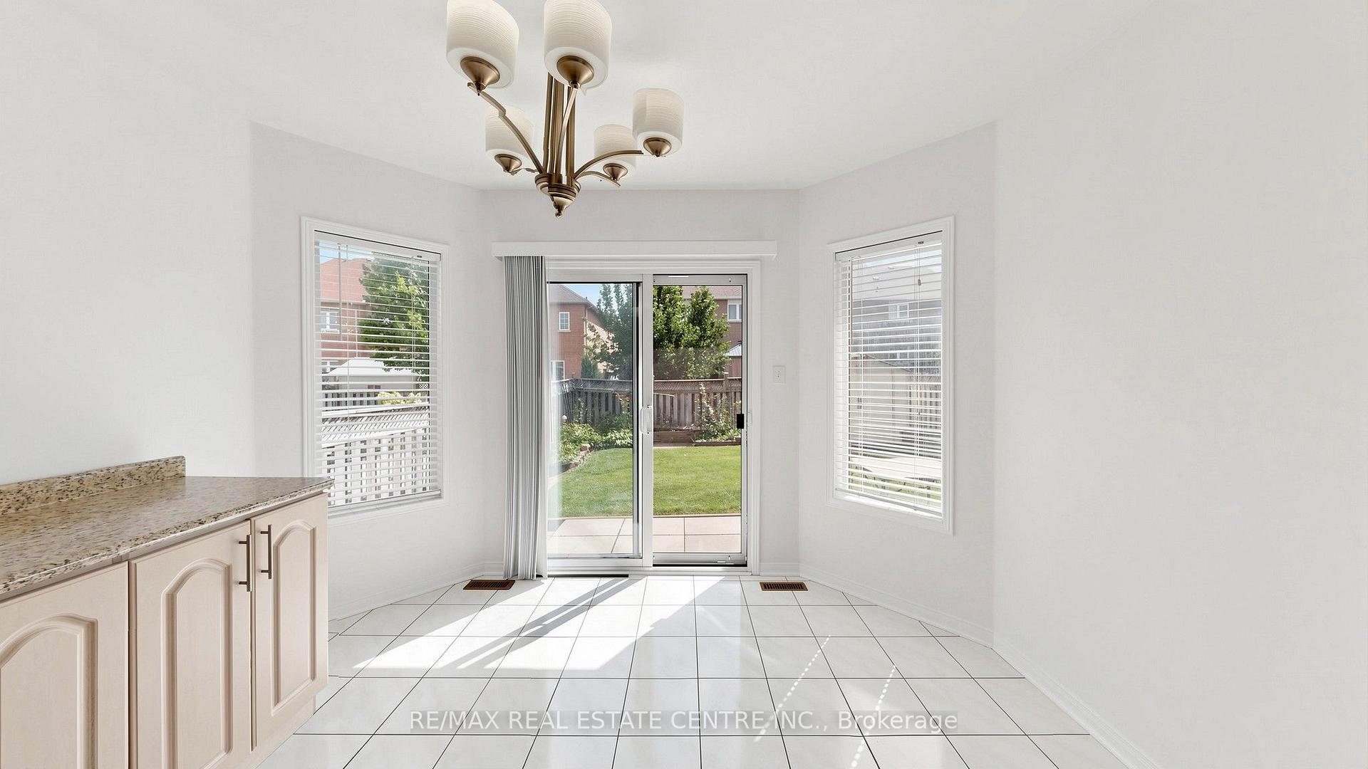 Photo 17 of 30 Culture Crescent, Brampton, Fletcher's Creek Village — HOMEH