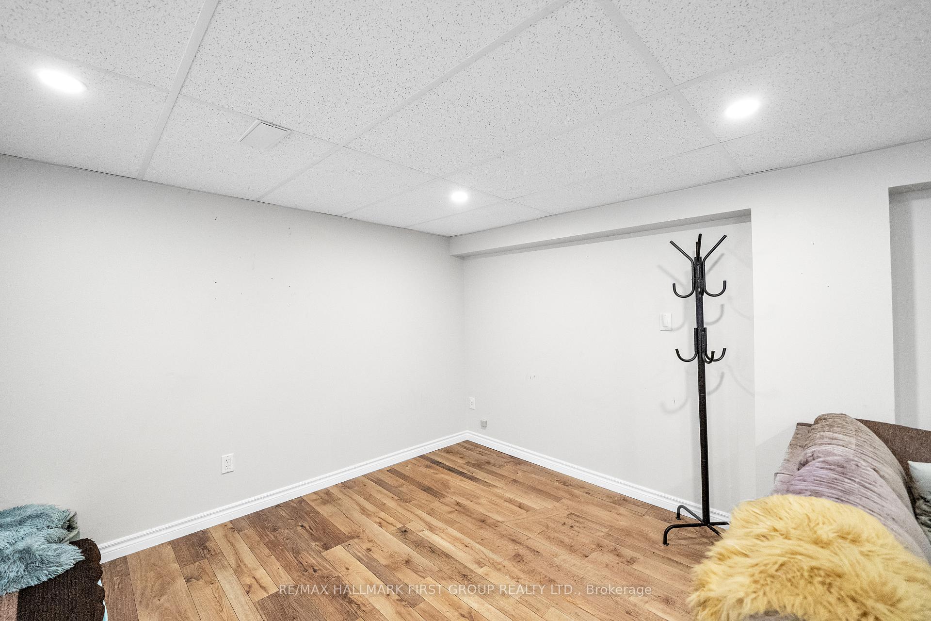 Photo 4 of 487 Cunningham Avenue, Oshawa, McLaughlin — HOMEH