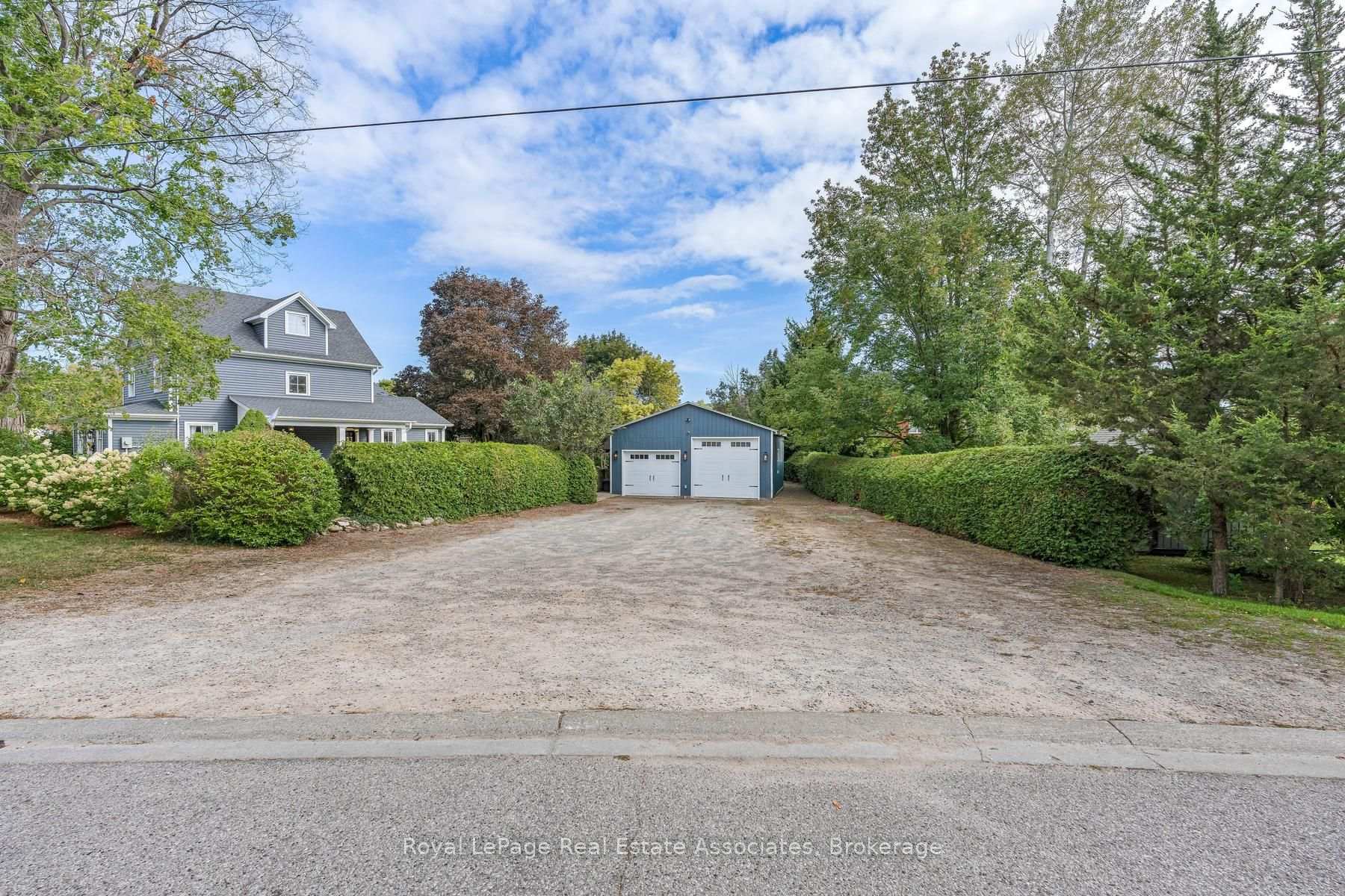 Photo 4 of 16 Wildwood Road, Halton Hills, Glen Williams — HOMEH