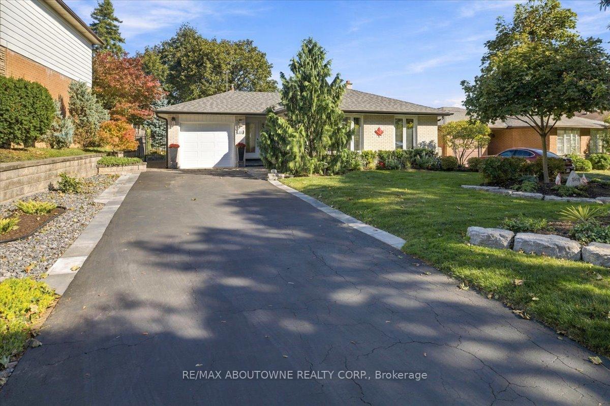 Photo 2 of 2408 Hereford Crescent, Burlington, Mountainside — HOMEH