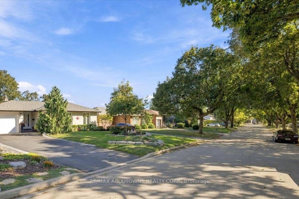 Photo 3 of 2408 Hereford Crescent, Burlington, Mountainside — HOMEH