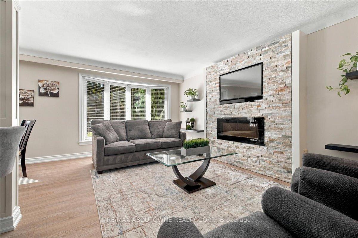 Photo 6 of 2408 Hereford Crescent, Burlington, Mountainside — HOMEH