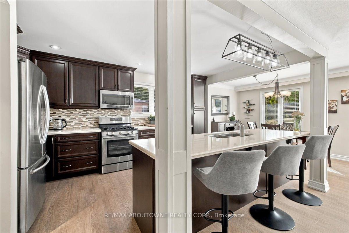 Photo 12 of 2408 Hereford Crescent, Burlington, Mountainside — HOMEH