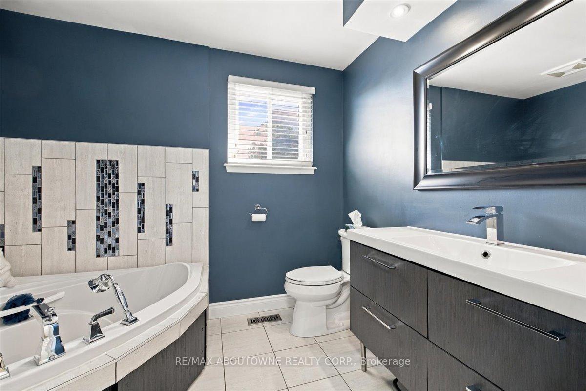 Photo 23 of 2408 Hereford Crescent, Burlington, Mountainside — HOMEH