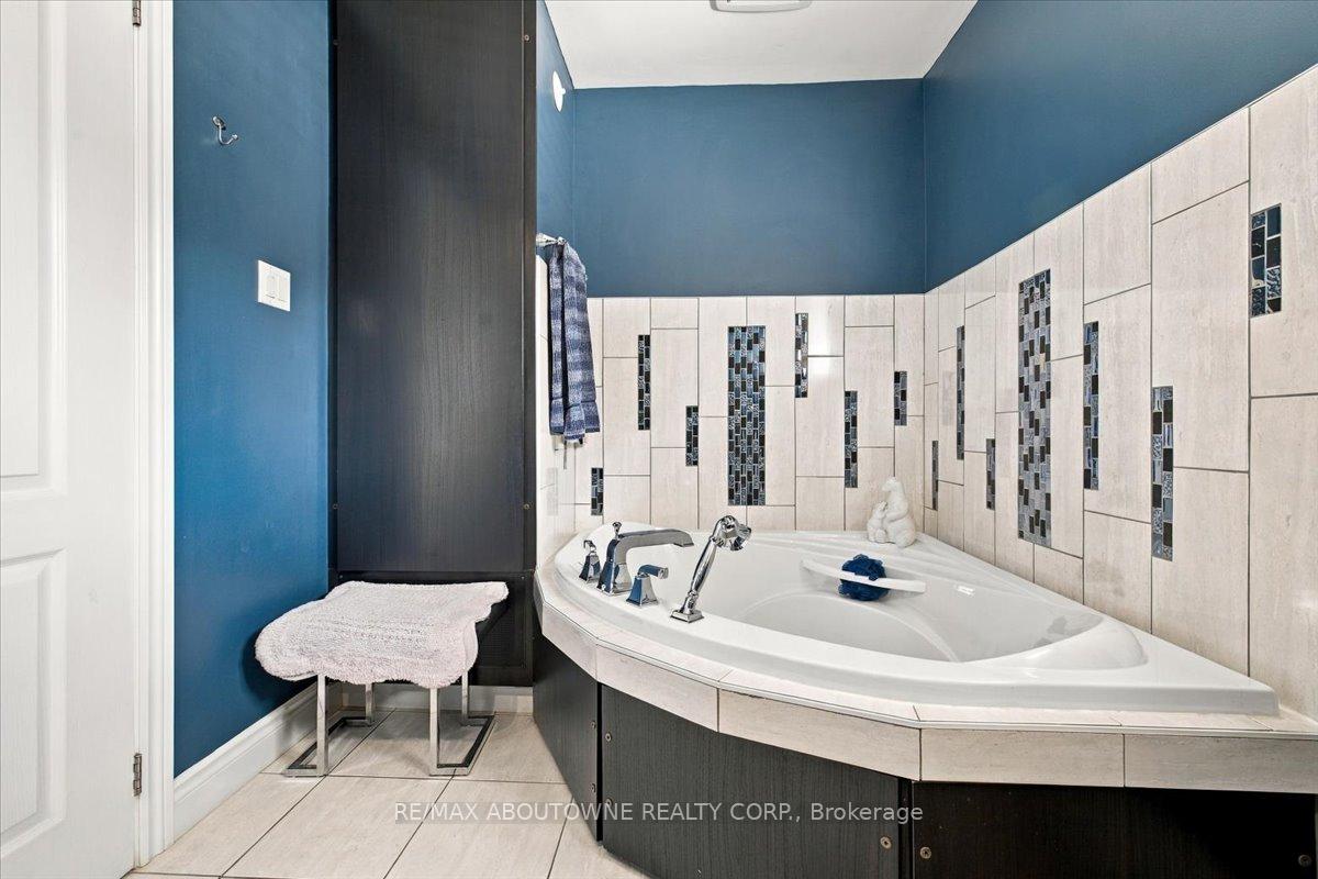 Photo 24 of 2408 Hereford Crescent, Burlington, Mountainside — HOMEH