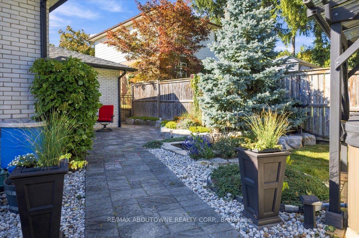 Photo 35 of 2408 Hereford Crescent, Burlington, Mountainside — HOMEH