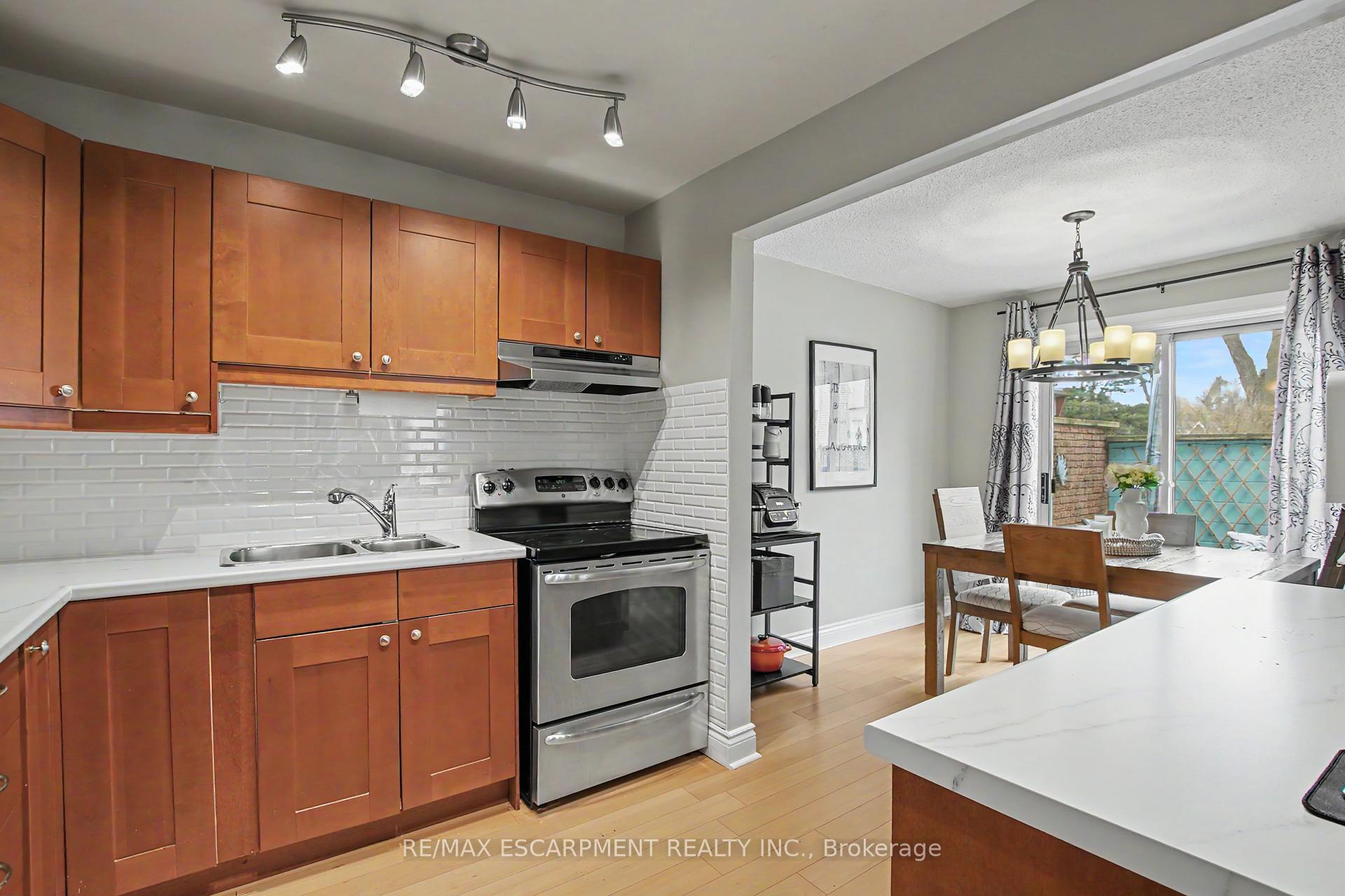 Photo 7 of Unit 4, 661 Francis Road, Burlington, LaSalle — HOMEH