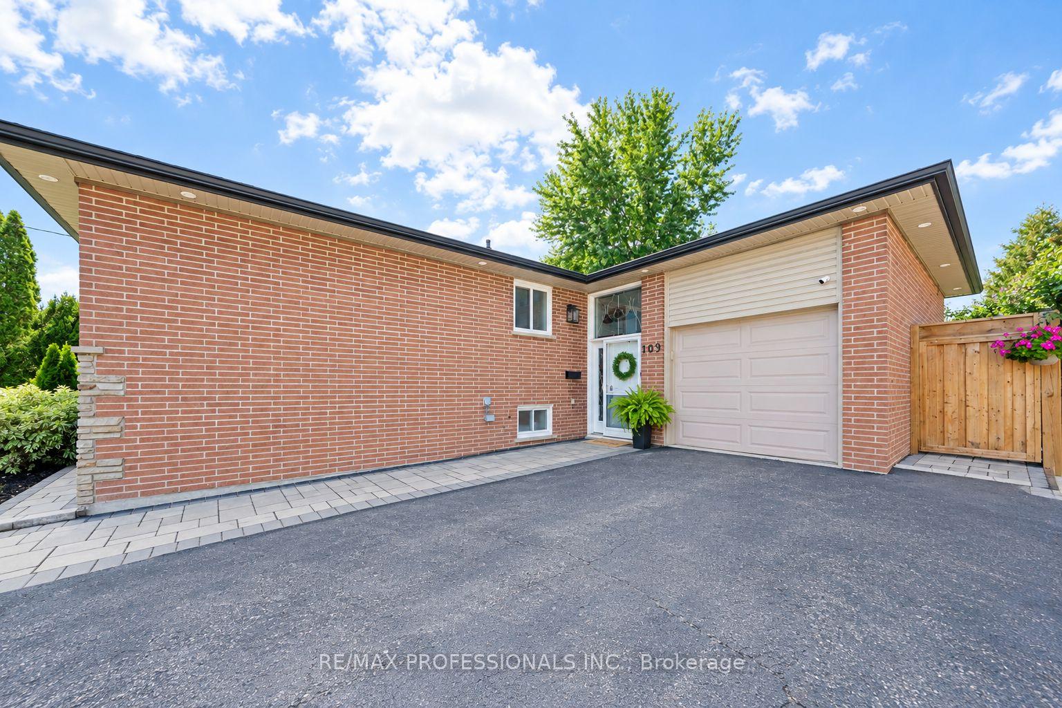 Photo 2 of 103 West Dean Park Drive, Etobicoke, Eringate-Centennial-West Deane — HOMEH