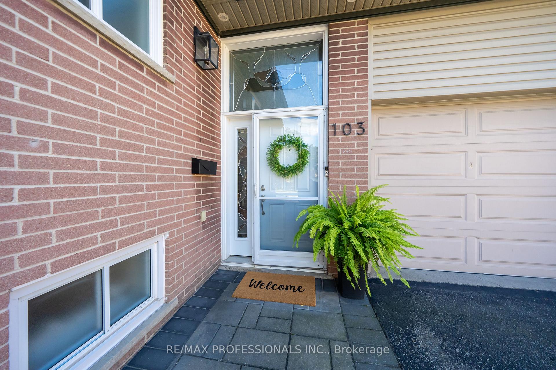 Photo 3 of 103 West Dean Park Drive, Etobicoke, Eringate-Centennial-West Deane — HOMEH