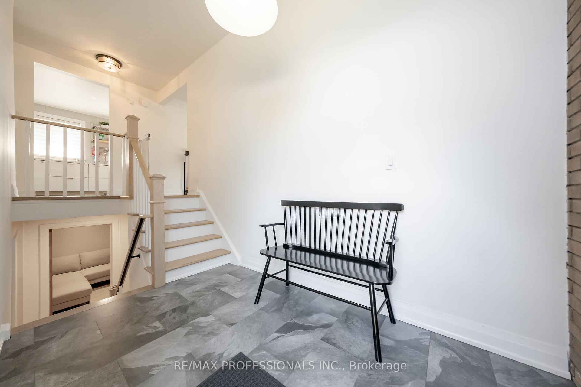 Photo 4 of 103 West Dean Park Drive, Etobicoke, Eringate-Centennial-West Deane — HOMEH