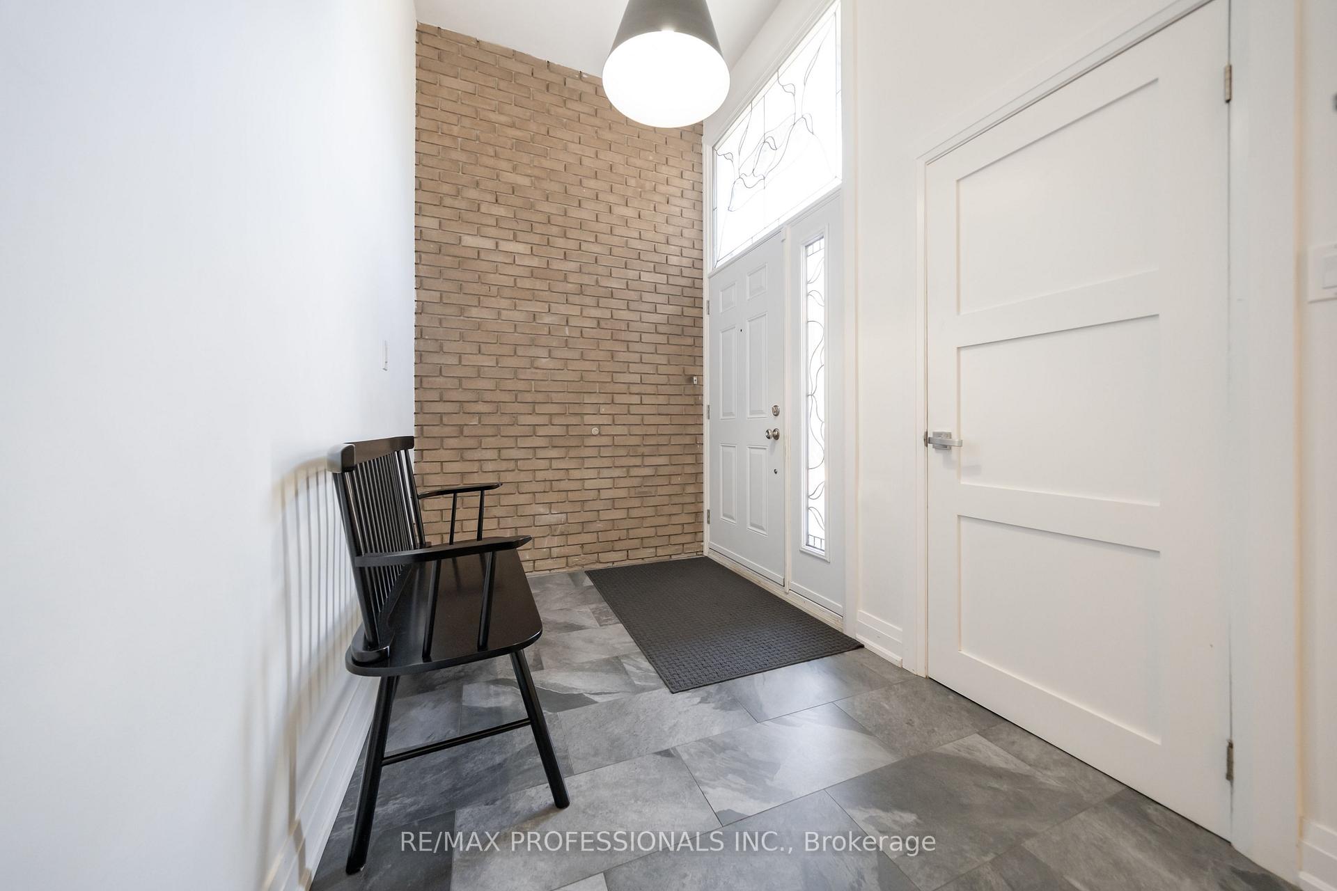 Photo 5 of 103 West Dean Park Drive, Etobicoke, Eringate-Centennial-West Deane — HOMEH