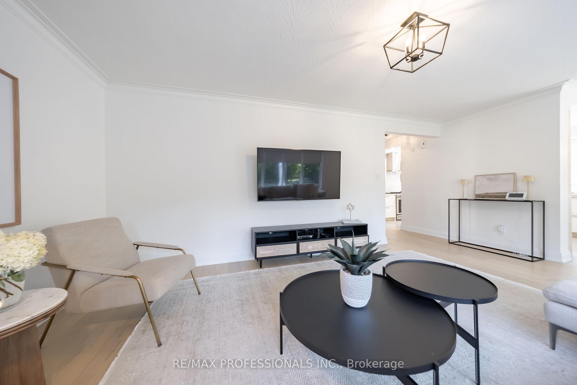 Photo 8 of 103 West Dean Park Drive, Etobicoke, Eringate-Centennial-West Deane — HOMEH