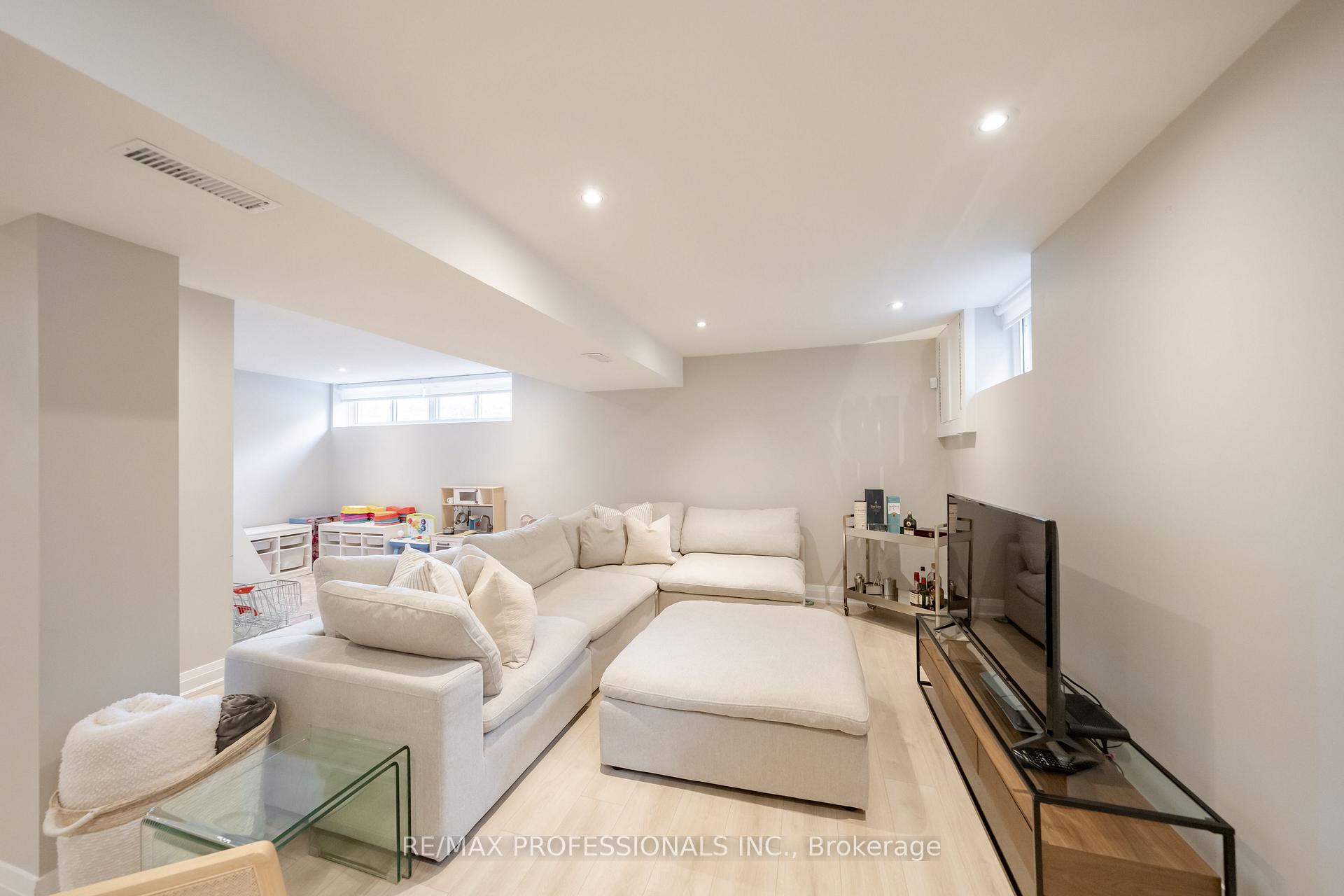 Photo 28 of 103 West Dean Park Drive, Etobicoke, Eringate-Centennial-West Deane — HOMEH
