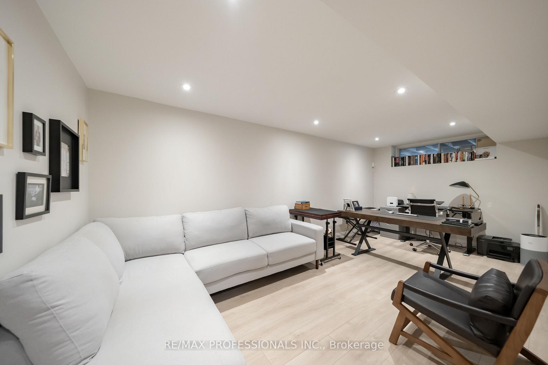 Photo 32 of 103 West Dean Park Drive, Etobicoke, Eringate-Centennial-West Deane — HOMEH