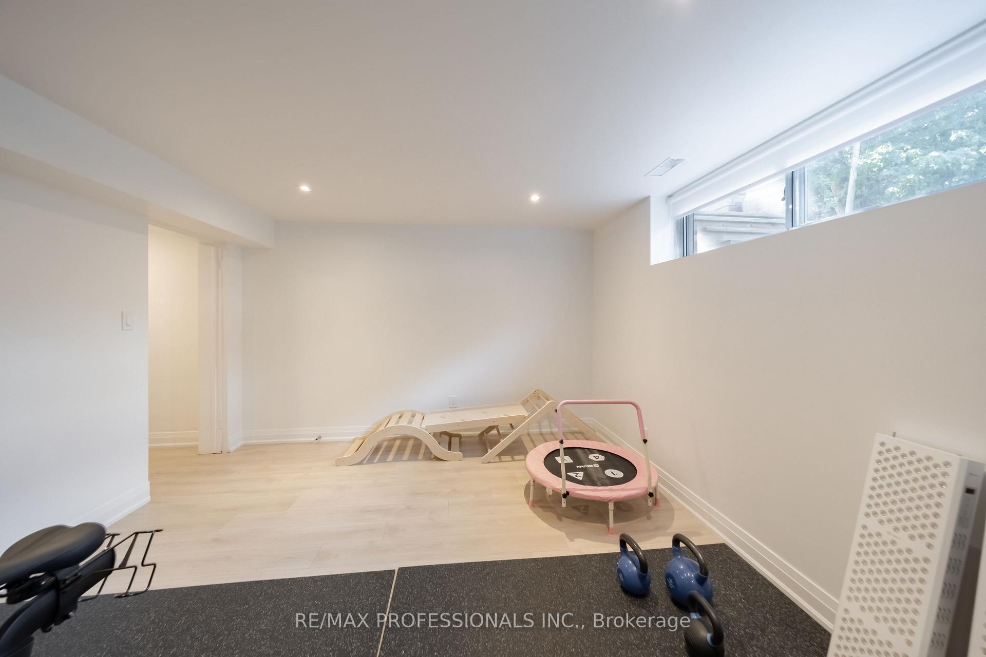 Photo 34 of 103 West Dean Park Drive, Etobicoke, Eringate-Centennial-West Deane — HOMEH