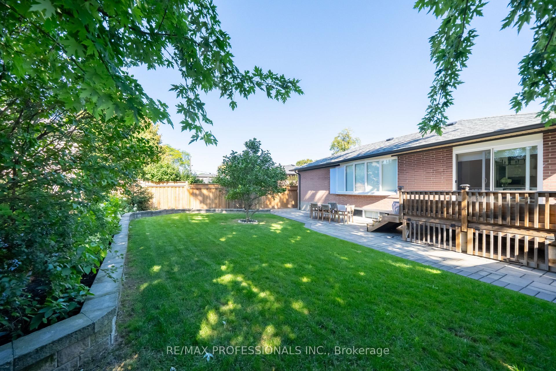 Photo 38 of 103 West Dean Park Drive, Etobicoke, Eringate-Centennial-West Deane — HOMEH