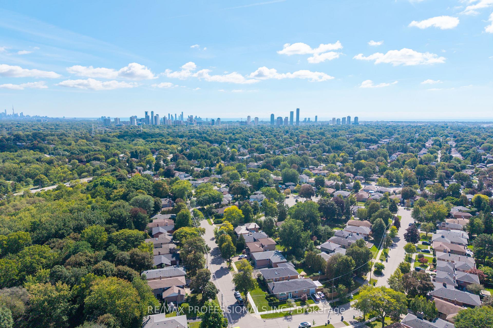 Photo 47 of 103 West Dean Park Drive, Etobicoke, Eringate-Centennial-West Deane — HOMEH