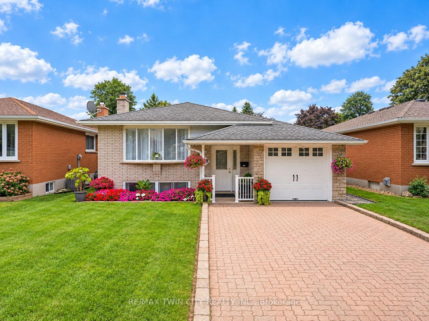 Photo 1 of 49 Carnaby Crescent, Kitchener, Heritage Park - Kitchener — HOMEH