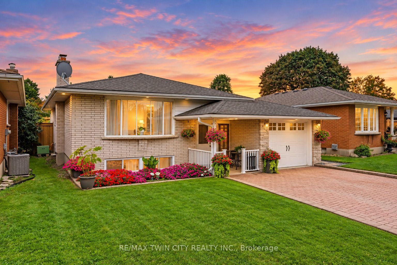 Photo 2 of 49 Carnaby Crescent, Kitchener, Heritage Park - Kitchener — HOMEH