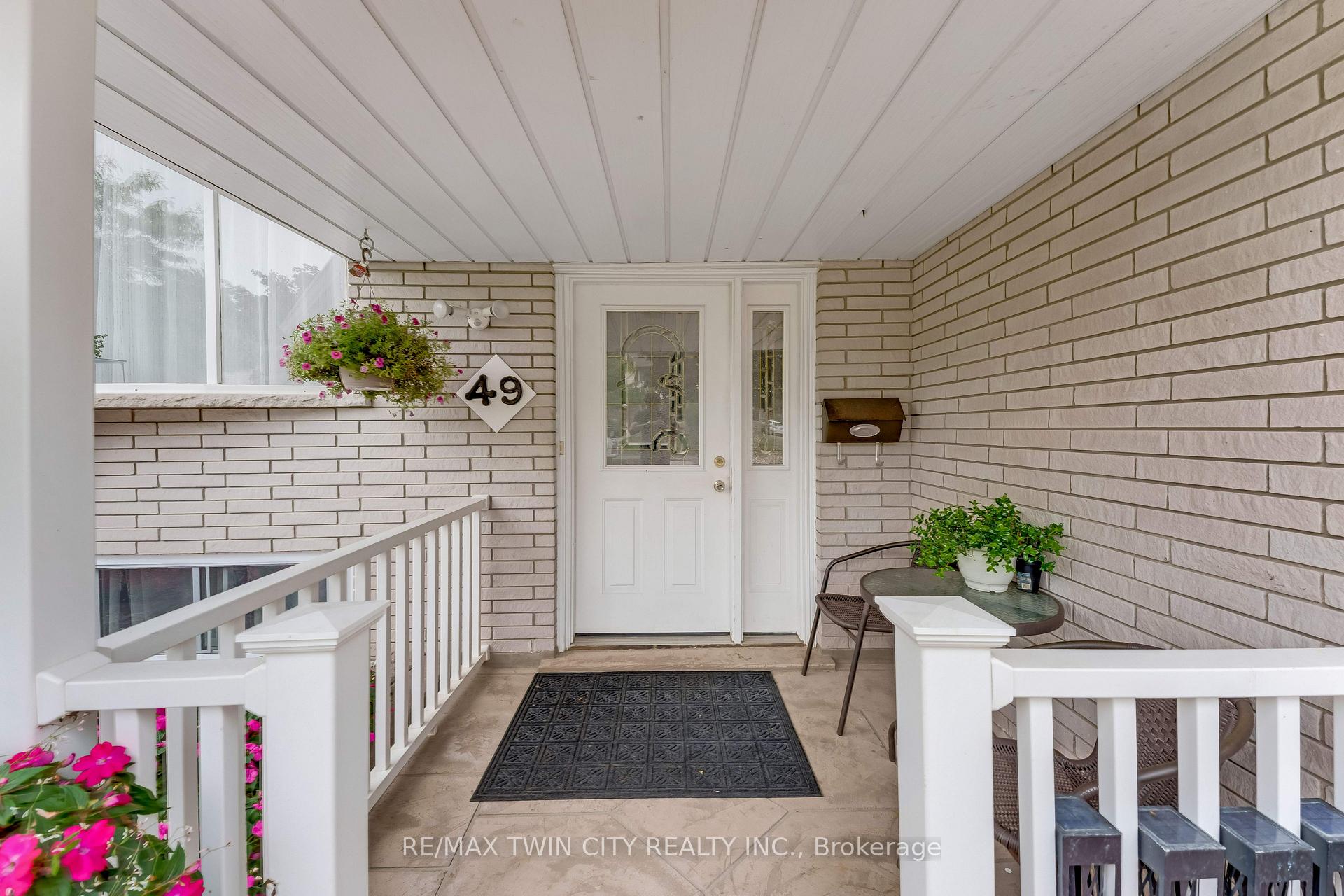 Photo 3 of 49 Carnaby Crescent, Kitchener, Heritage Park - Kitchener — HOMEH