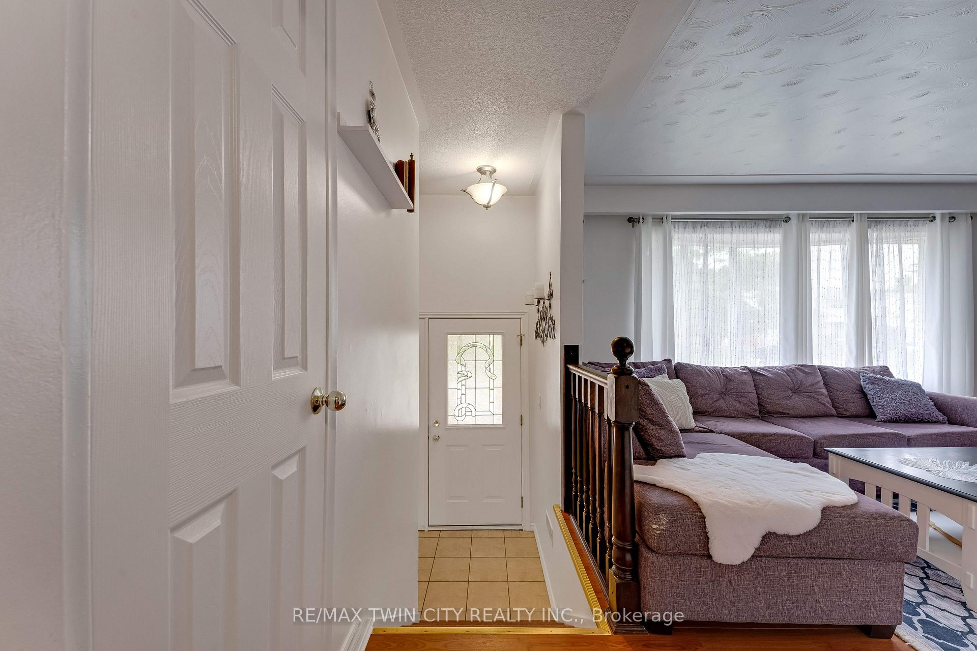 Photo 4 of 49 Carnaby Crescent, Kitchener, Heritage Park - Kitchener — HOMEH