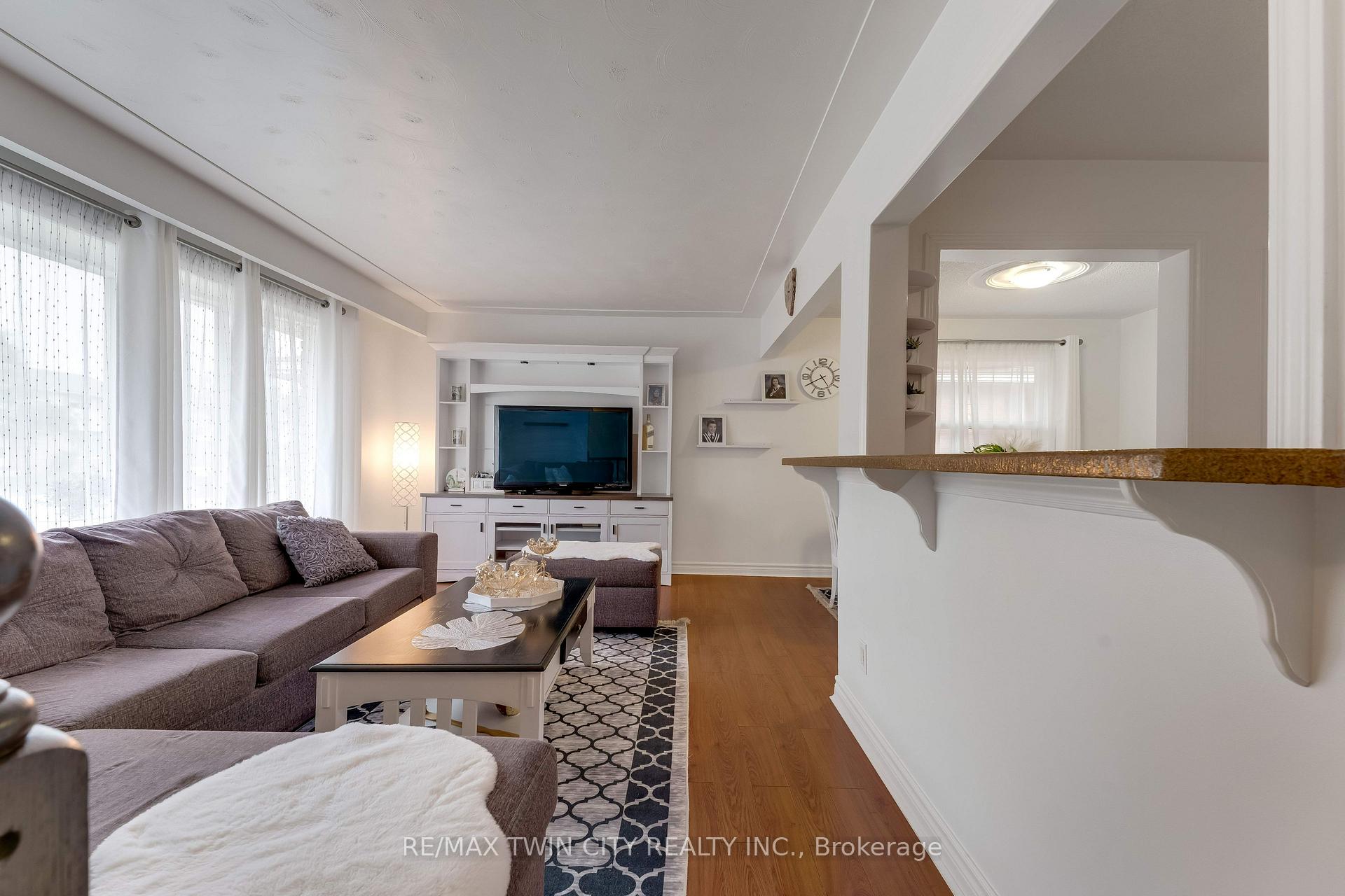 Photo 5 of 49 Carnaby Crescent, Kitchener, Heritage Park - Kitchener — HOMEH
