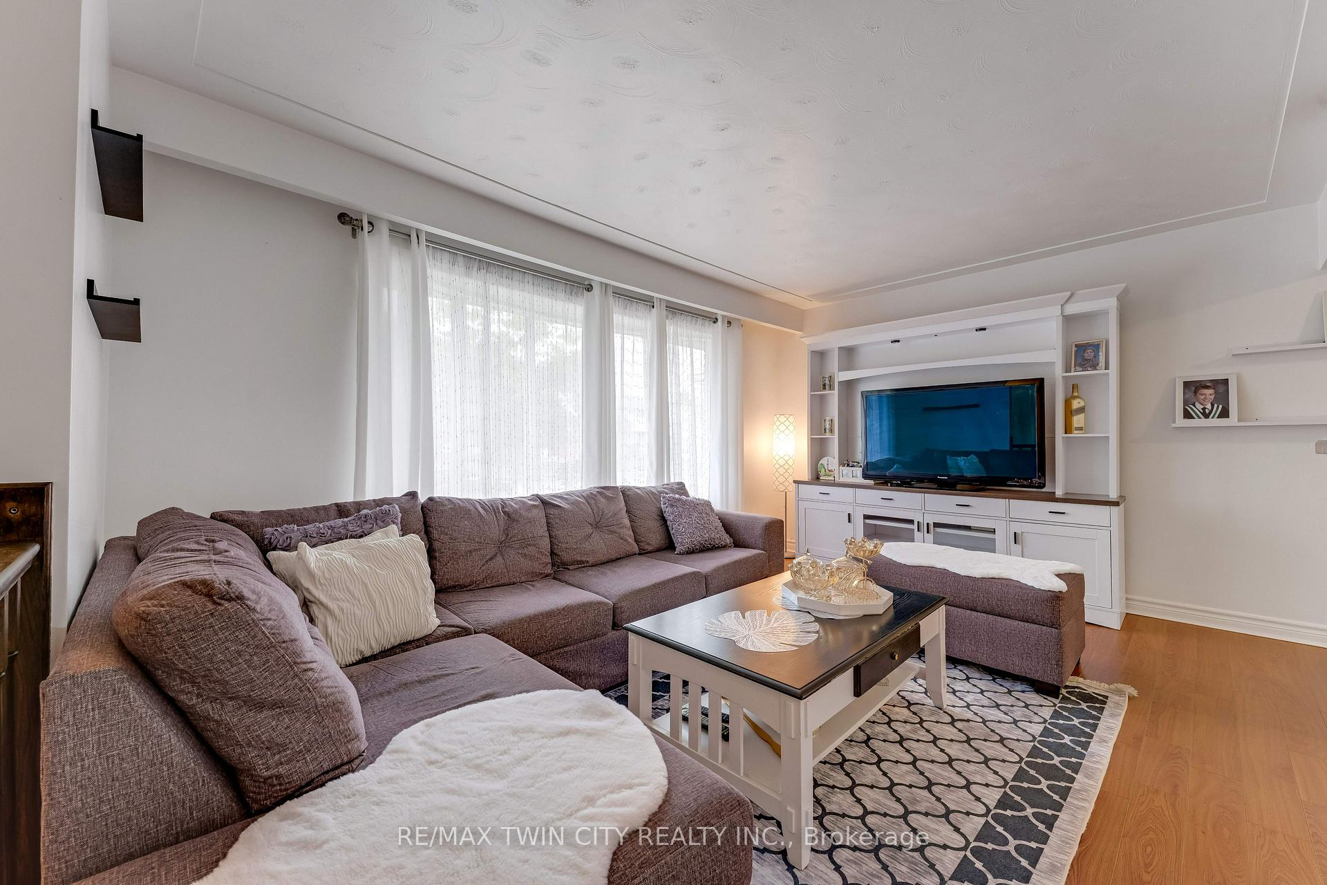 Photo 6 of 49 Carnaby Crescent, Kitchener, Heritage Park - Kitchener — HOMEH