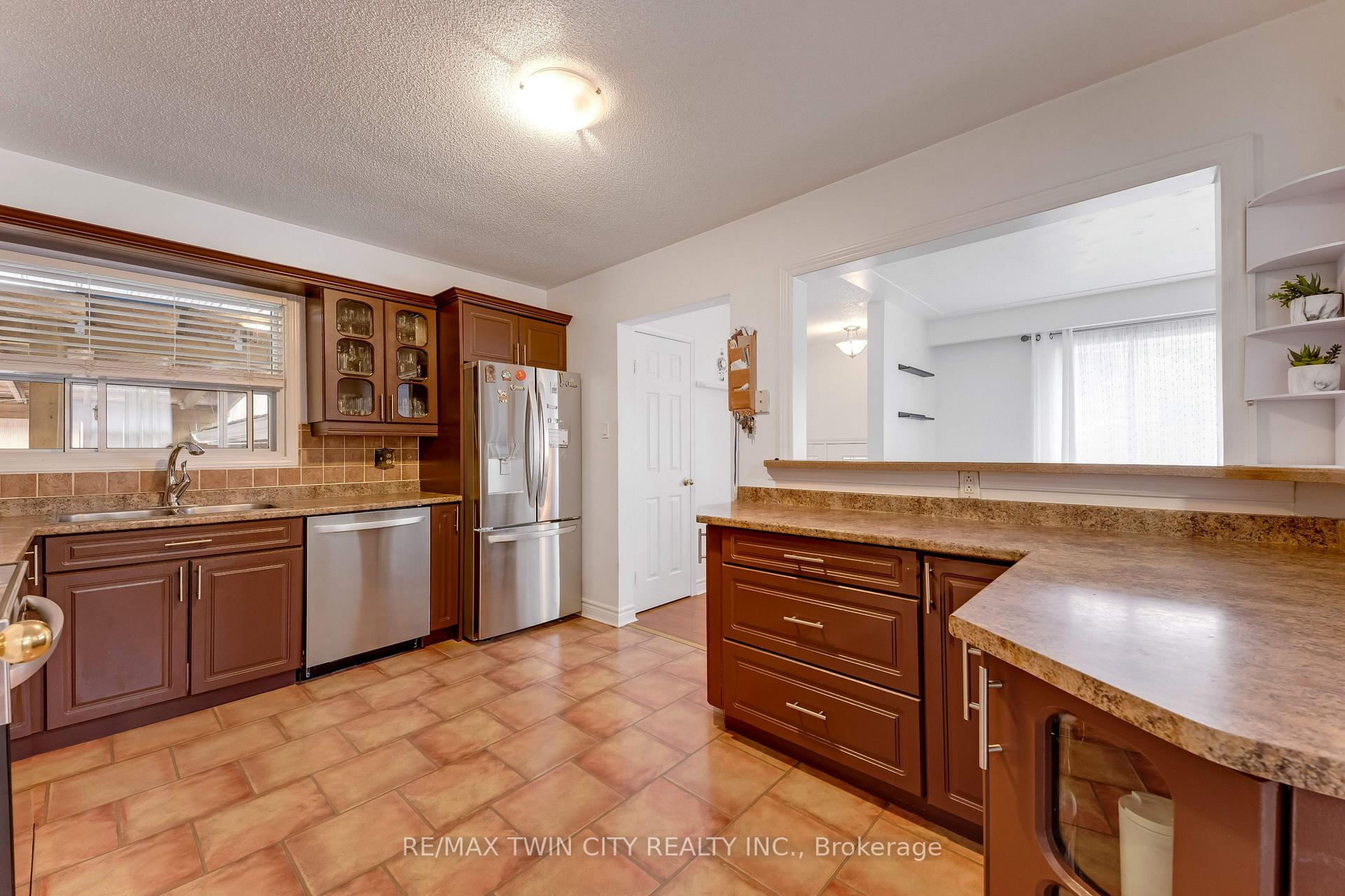 Photo 9 of 49 Carnaby Crescent, Kitchener, Heritage Park - Kitchener — HOMEH