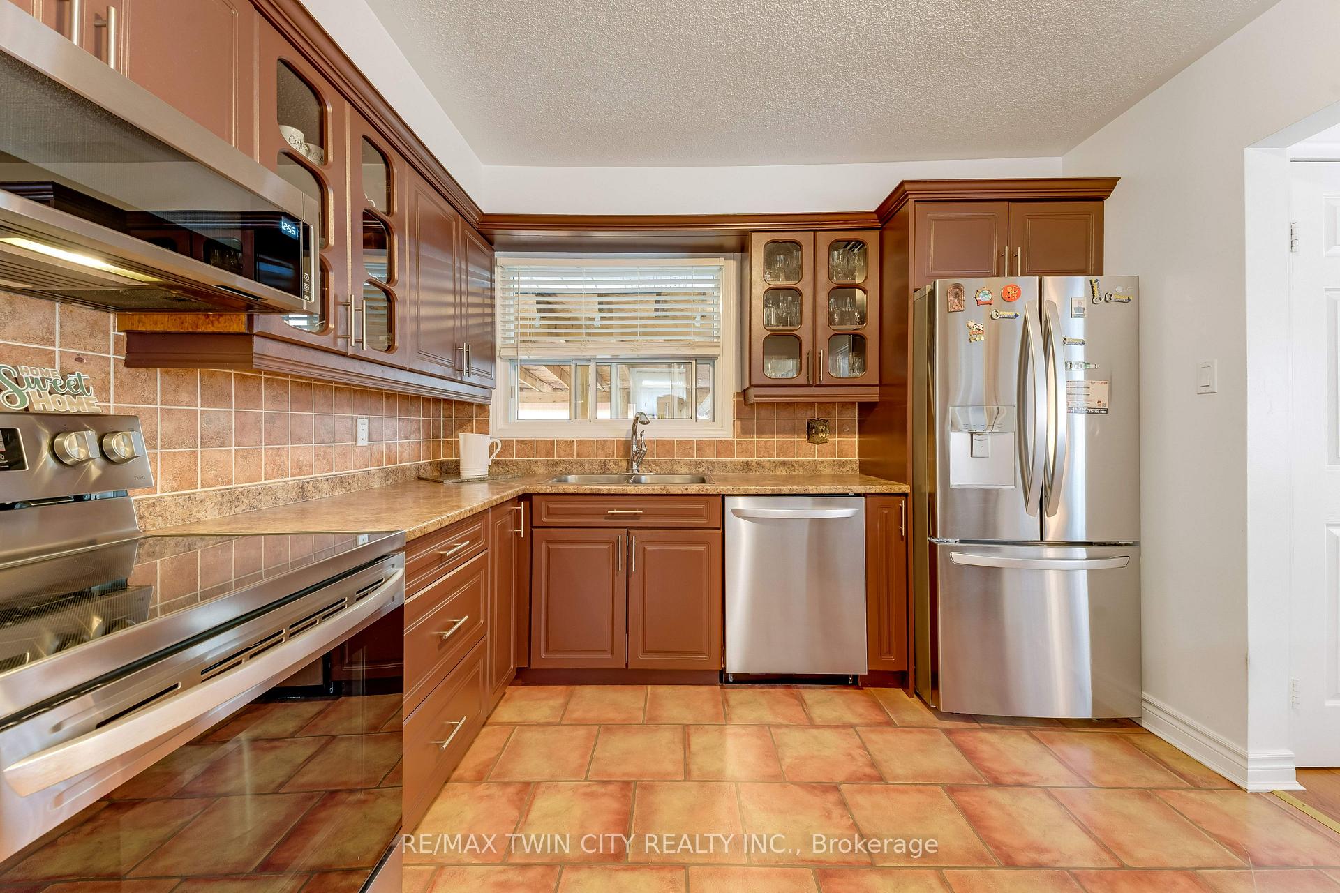 Photo 10 of 49 Carnaby Crescent, Kitchener, Heritage Park - Kitchener — HOMEH