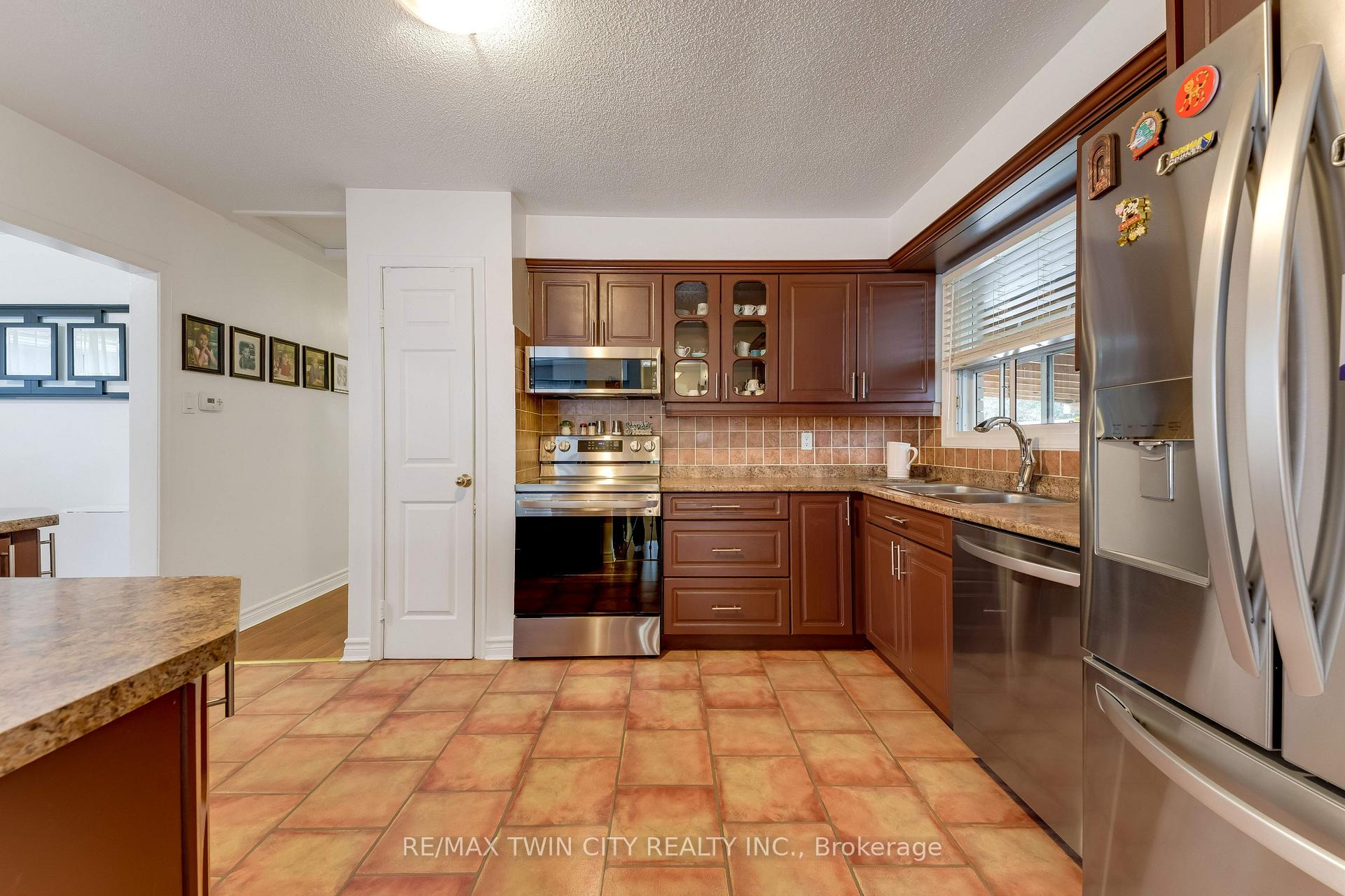 Photo 11 of 49 Carnaby Crescent, Kitchener, Heritage Park - Kitchener — HOMEH