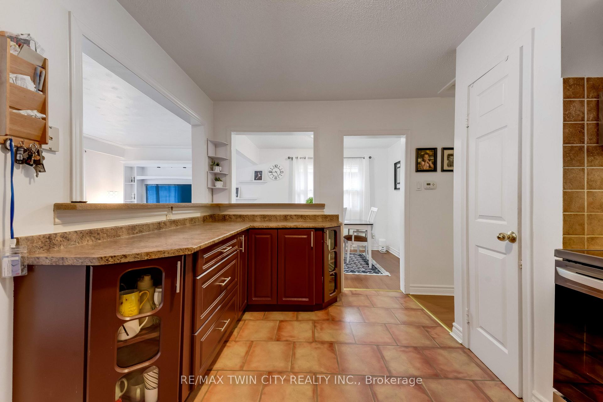 Photo 12 of 49 Carnaby Crescent, Kitchener, Heritage Park - Kitchener — HOMEH