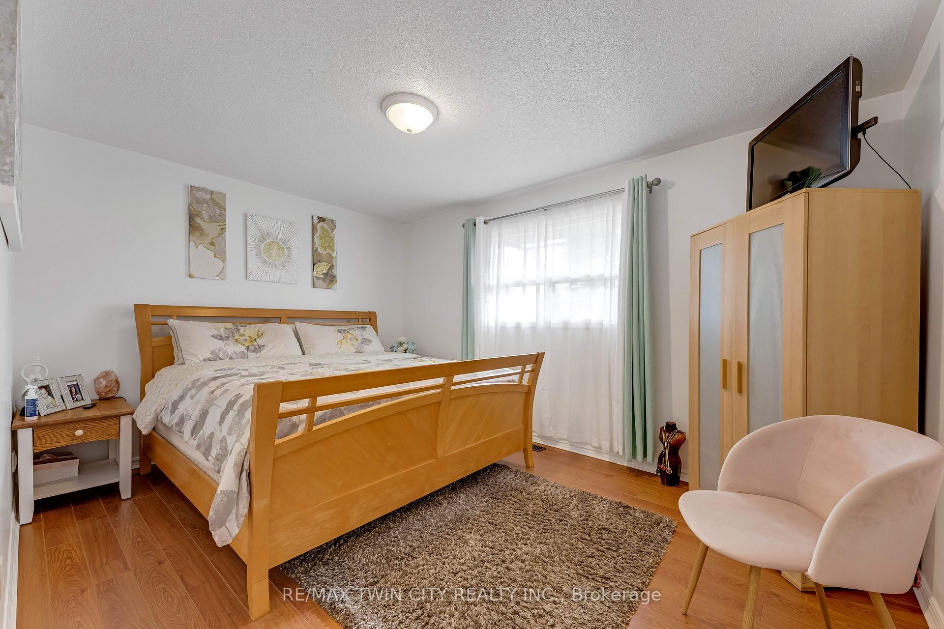 Photo 16 of 49 Carnaby Crescent, Kitchener, Heritage Park - Kitchener — HOMEH