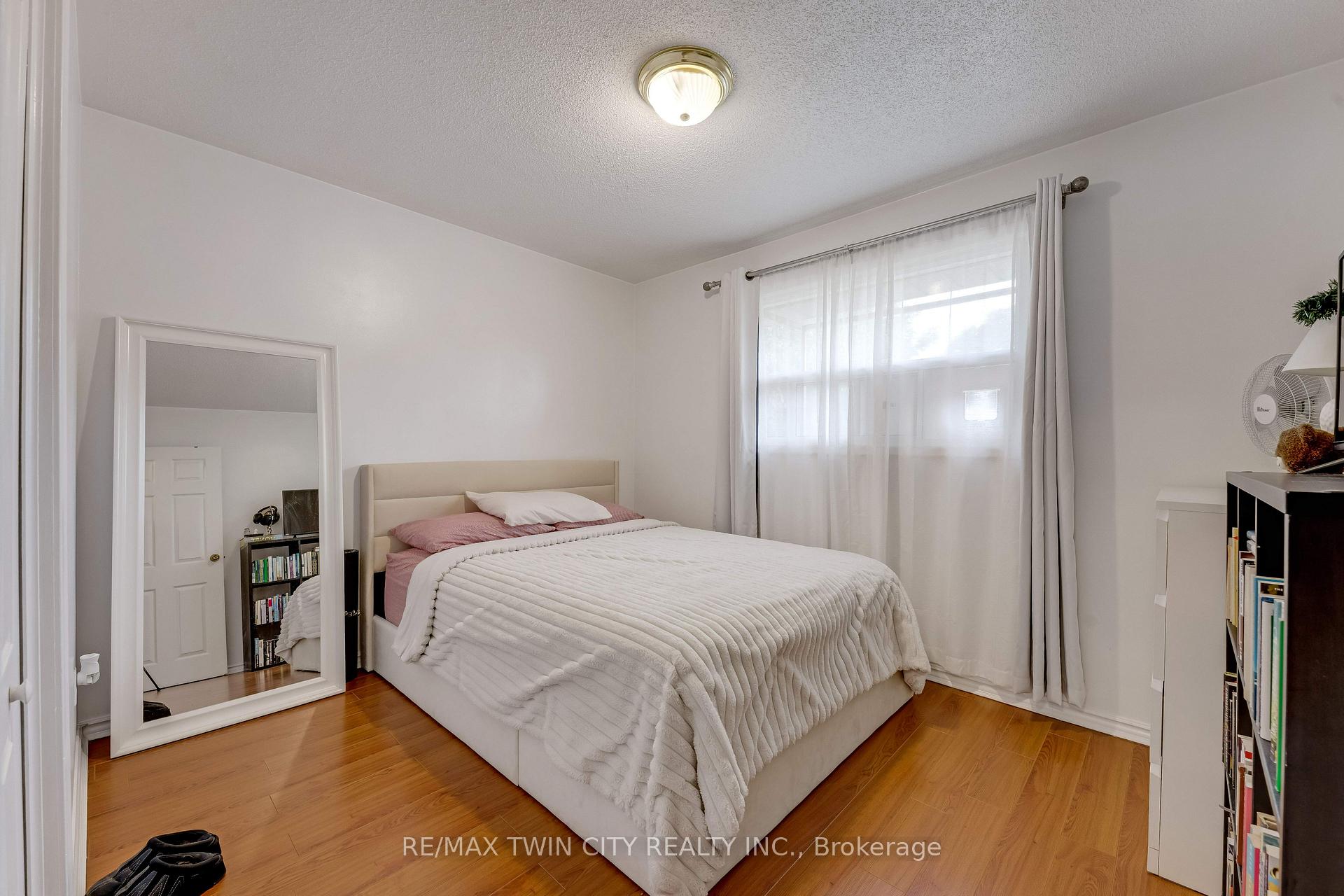 Photo 18 of 49 Carnaby Crescent, Kitchener, Heritage Park - Kitchener — HOMEH