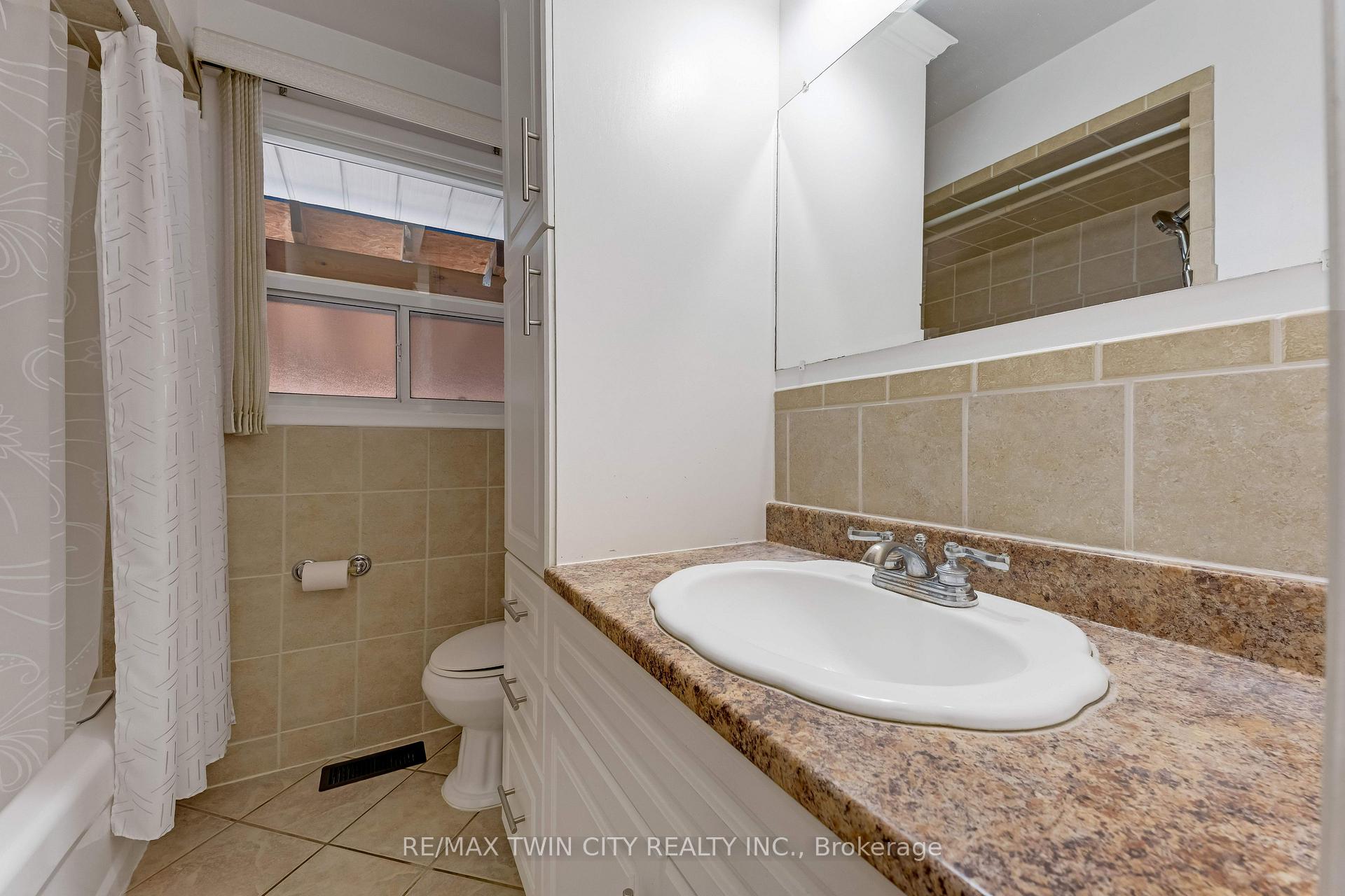 Photo 21 of 49 Carnaby Crescent, Kitchener, Heritage Park - Kitchener — HOMEH