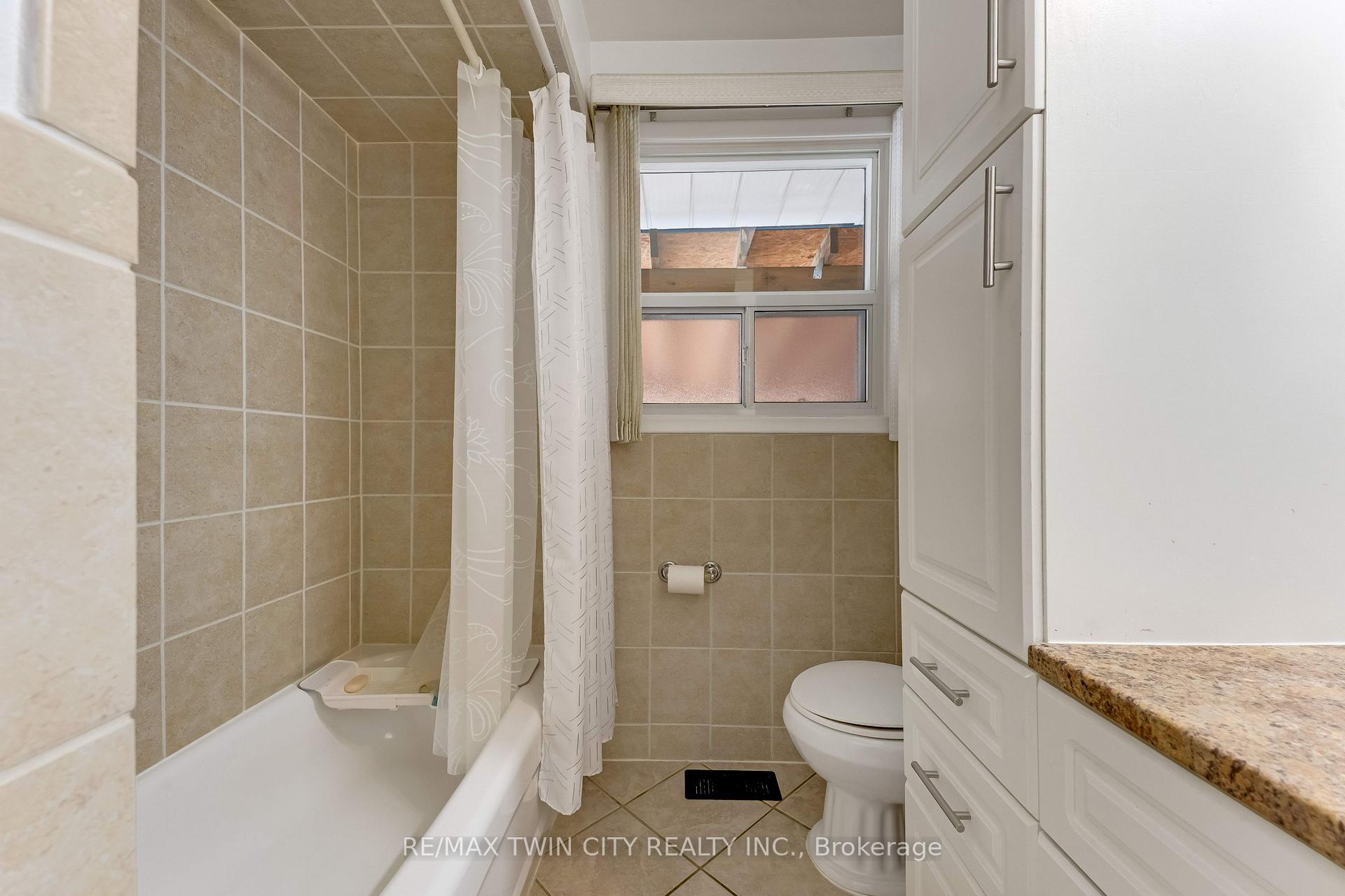Photo 22 of 49 Carnaby Crescent, Kitchener, Heritage Park - Kitchener — HOMEH