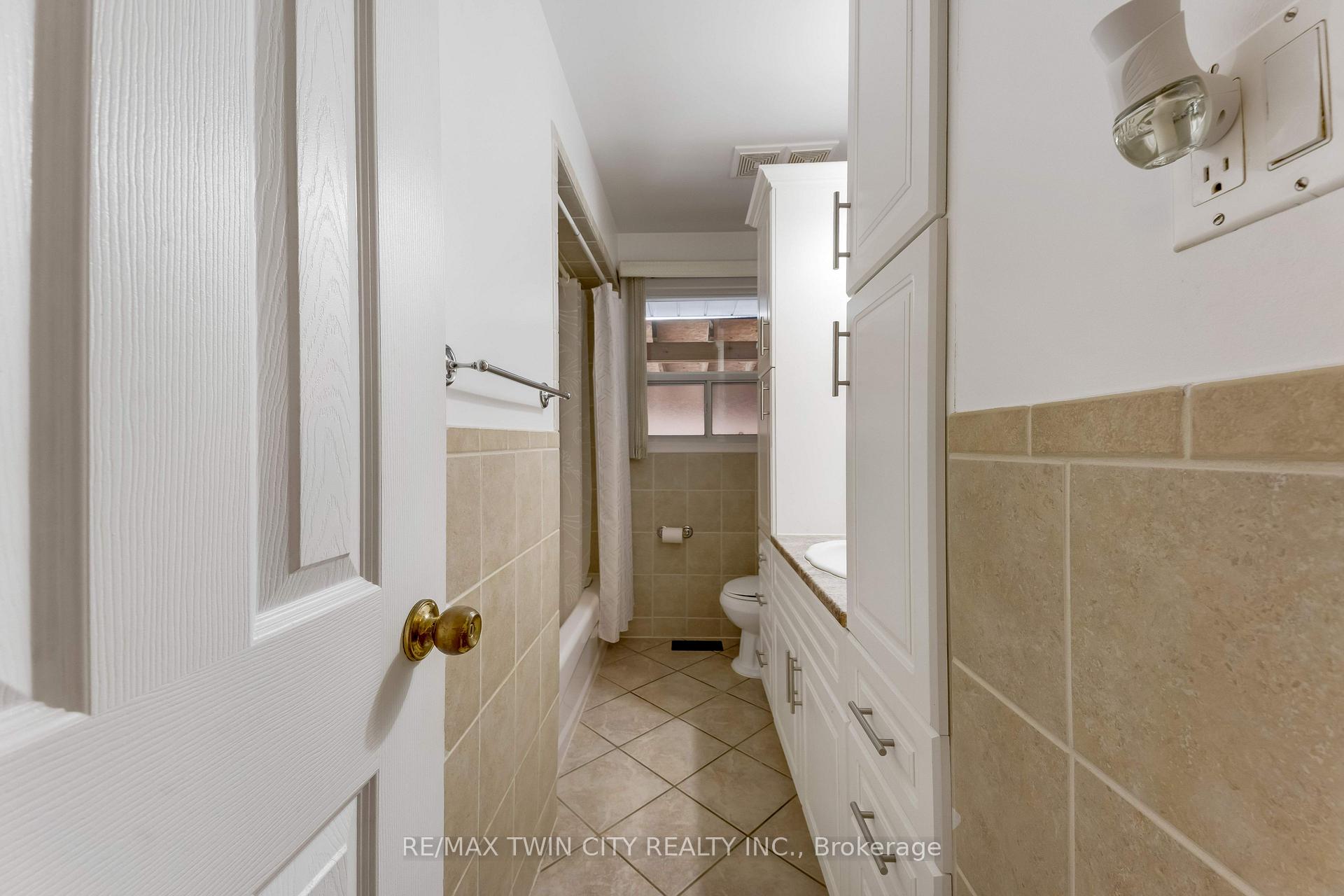 Photo 23 of 49 Carnaby Crescent, Kitchener, Heritage Park - Kitchener — HOMEH