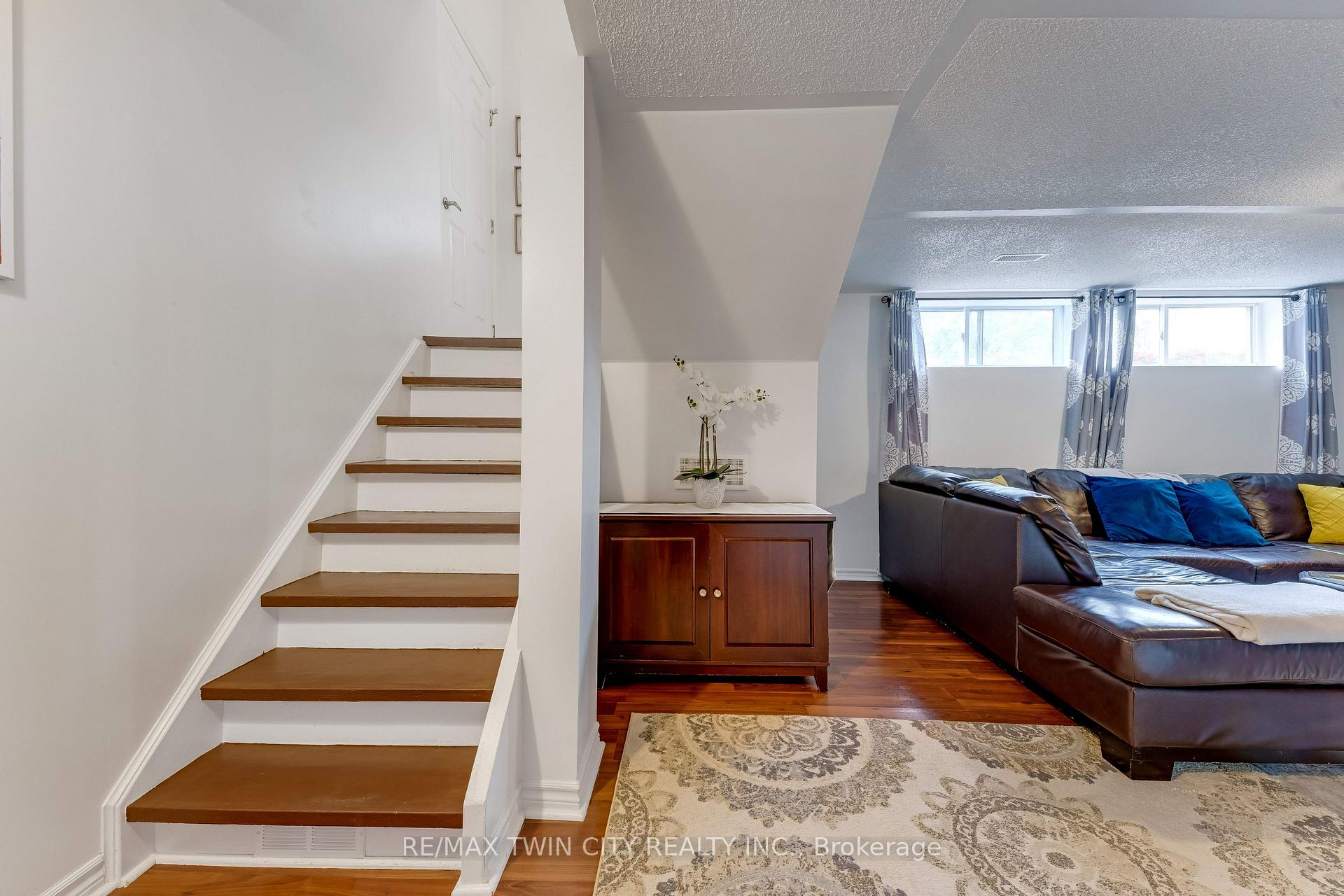 Photo 24 of 49 Carnaby Crescent, Kitchener, Heritage Park - Kitchener — HOMEH