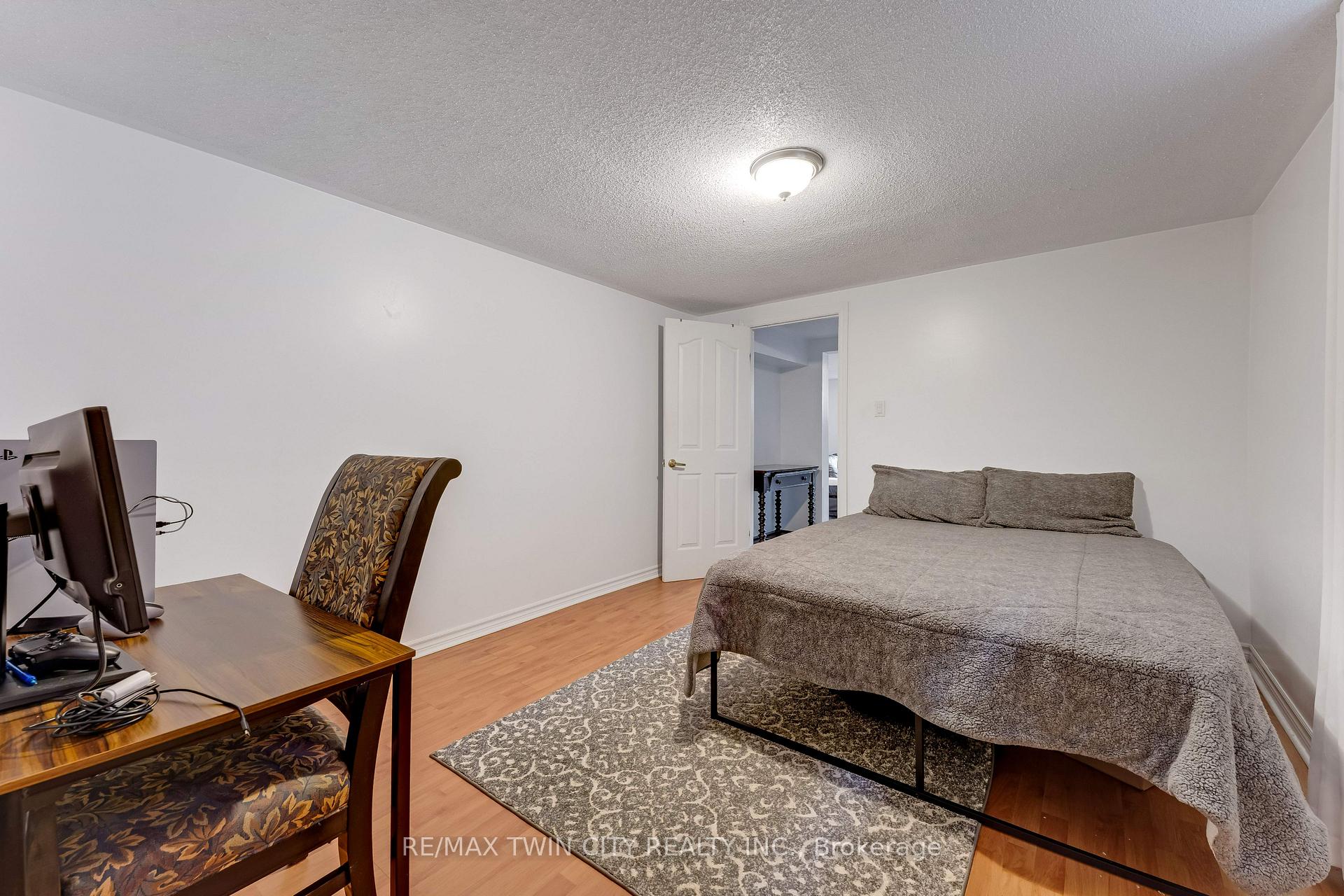 Photo 28 of 49 Carnaby Crescent, Kitchener, Heritage Park - Kitchener — HOMEH
