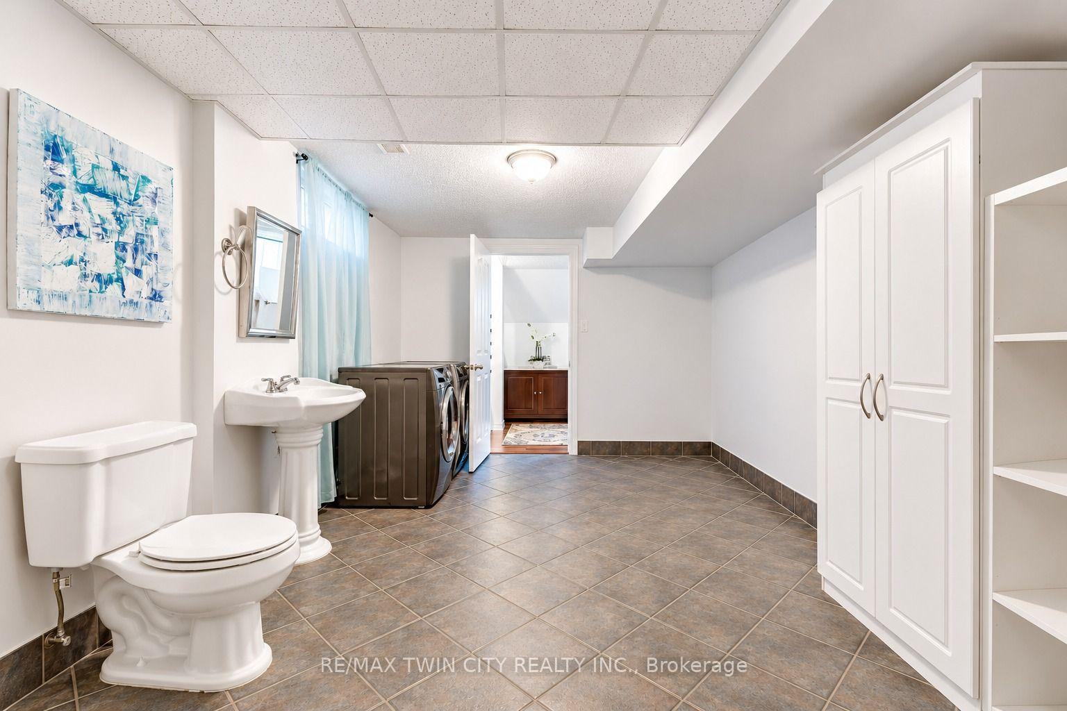 Photo 32 of 49 Carnaby Crescent, Kitchener, Heritage Park - Kitchener — HOMEH